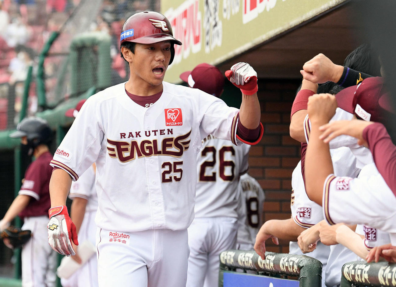 楽天対オリックス　1回裏楽天無死一塁、左越えに先制の2点本塁打を放った田中は生還しナインとエアタッチを交わす（撮影・滝沢徹郎）