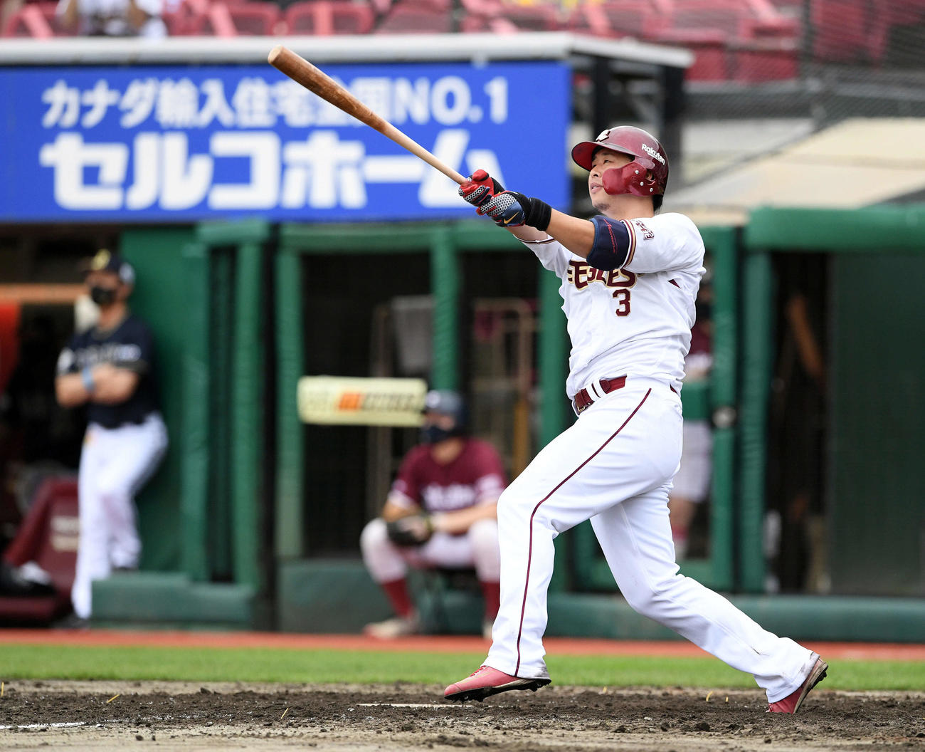 楽天対オリックス　3回裏楽天1死一、二塁、浅村は左中間へ逆転の3点本塁打を放つ（撮影・滝沢徹郎）