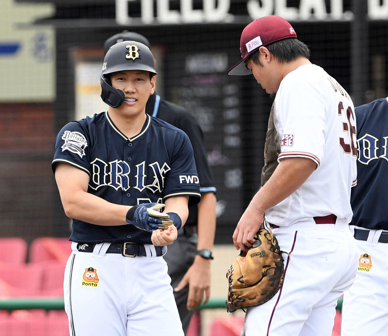 楽天対オリックス　3回表オリックス無死、右前打を放ち笑顔の吉田正（左）。一塁手内田（撮影・滝沢徹郎）