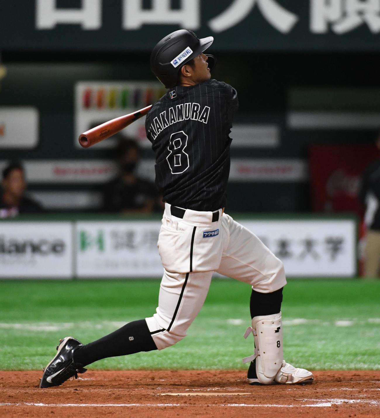 ソフトバンク対ロッテ　7回表ロッテ1死二、三塁、中村奨吾は左越えに勝ち越しの2点適時打を放つ（撮影・今浪浩三）