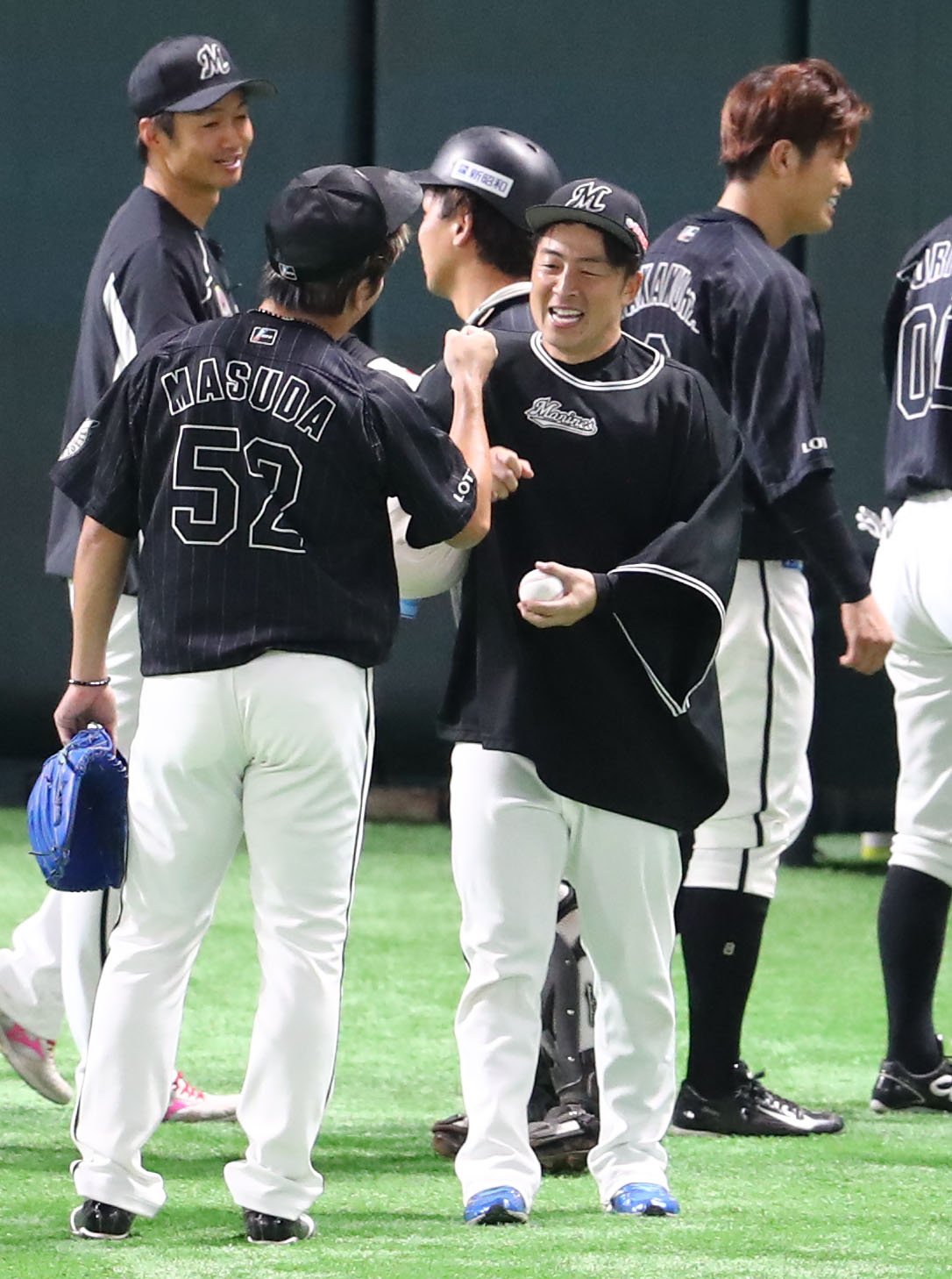 ソフトバンク対ロッテ　勝利投手となった美馬学は笑顔を見せる（撮影・梅根麻紀）