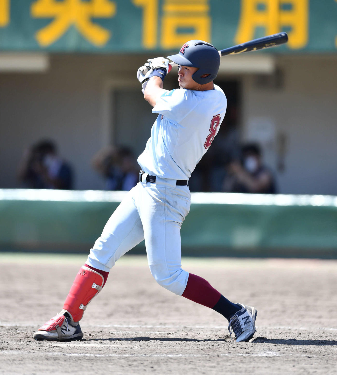9回表近大1死、佐藤輝明は左翼線へ二塁打を放つ（撮影・岩下翔太）