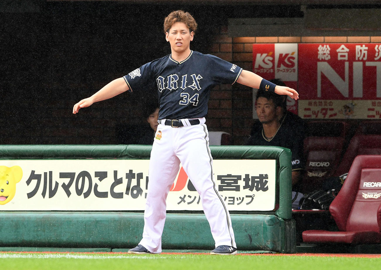 楽天対オリックス　雨の中、試合開始を待つオリックス吉田正（撮影・滝沢徹郎）