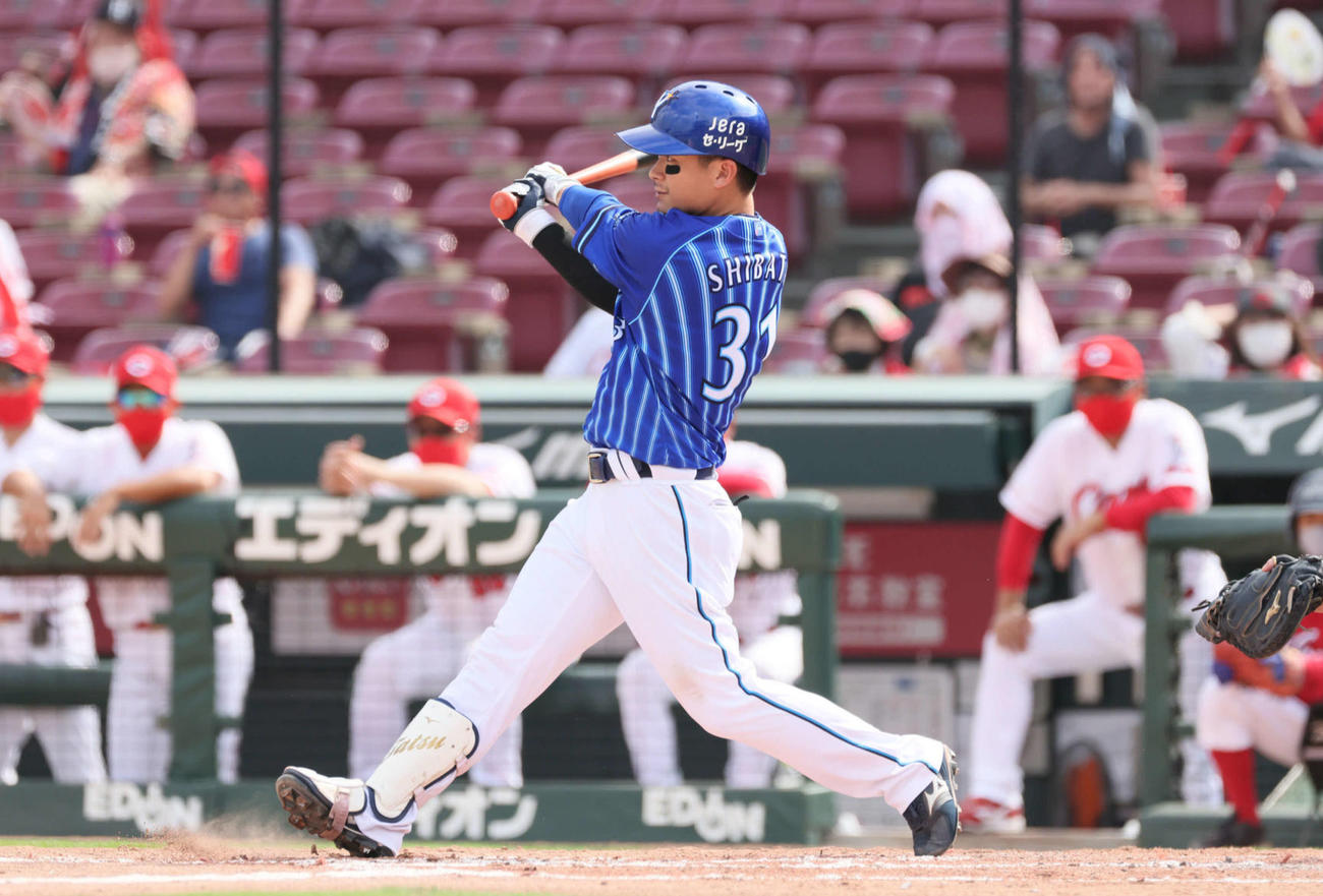 広島対DeNA　4回表DeNA無死一、三塁、柴田は右越え3点本塁打を放つ（撮影・加藤孝規）