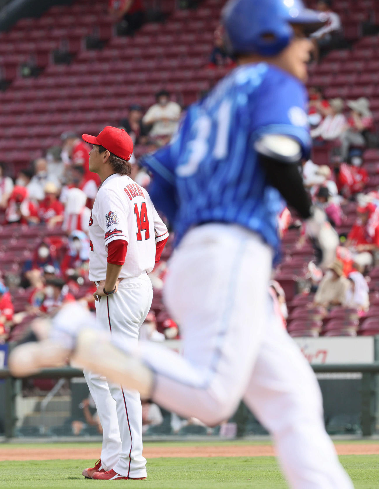 広島対DeNA　4回表DeNA無死一、三塁、柴田に右越え3点本塁打を打たれた大瀬良（撮影・加藤孝規）