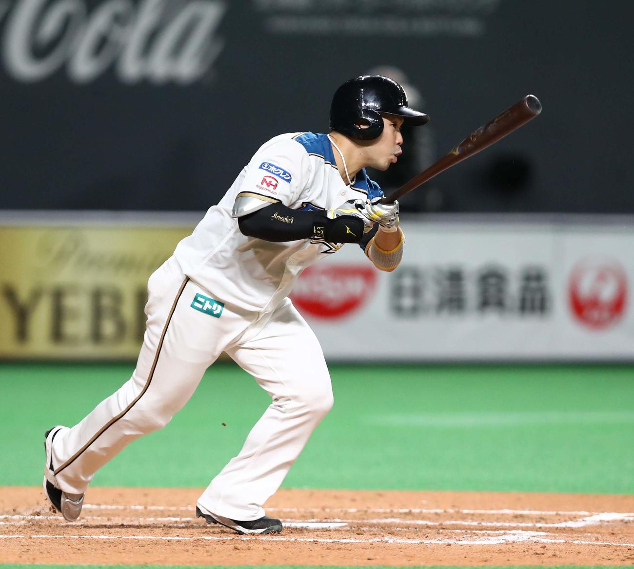 日本ハム対西武　3回裏日本ハム2死一、二塁、右前適時打を放つ近藤（撮影・黒川智章）
