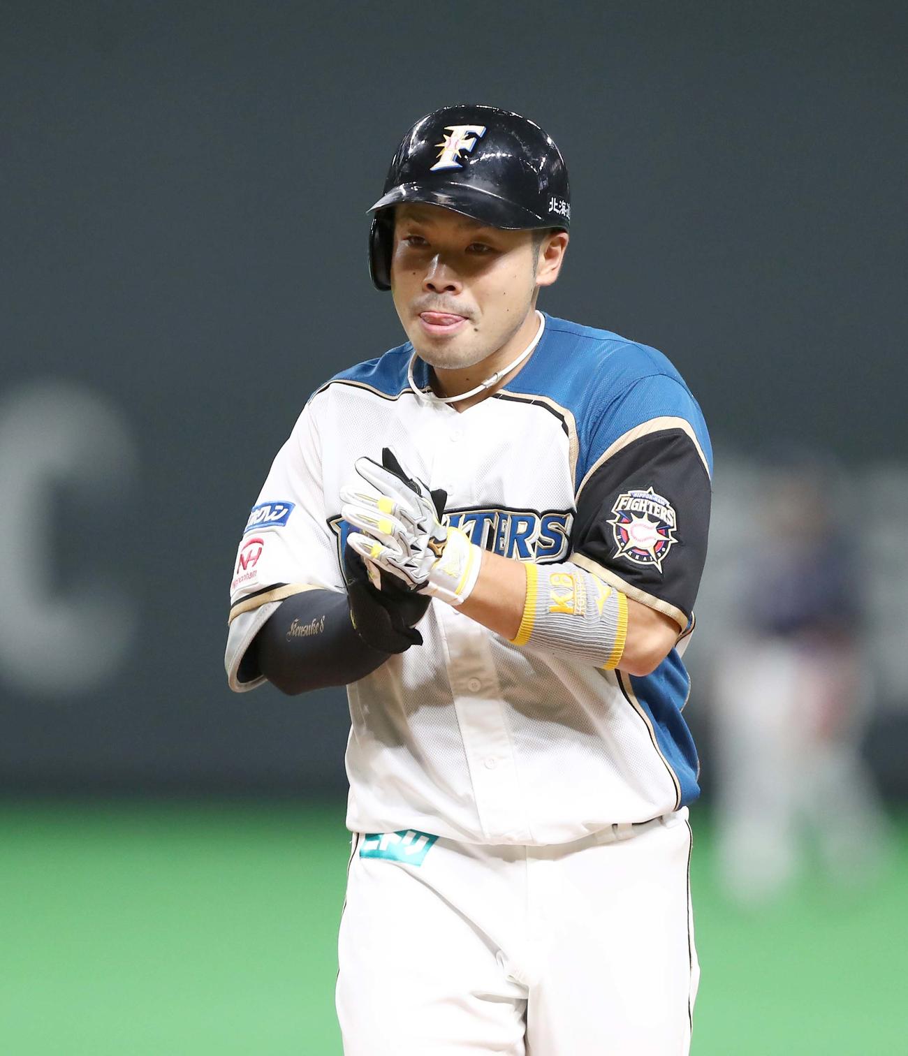 日本ハム対西武　3回裏日本ハム2死一、二塁、右前適時打を放ち手をたたく近藤（撮影・黒川智章）