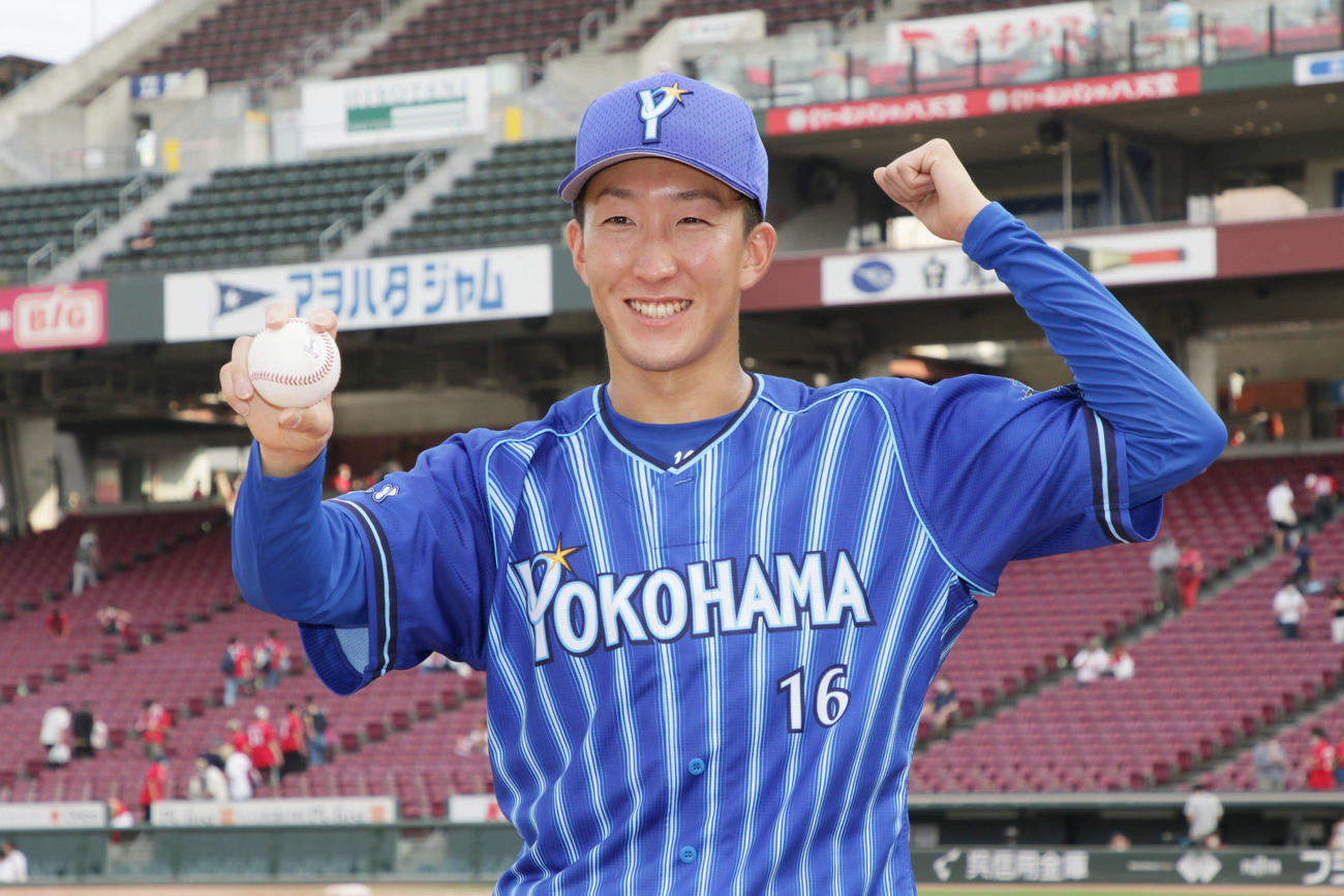 広島対DeNA　ウイニングボールを手にガッツポーズの大貫（撮影・加藤孝規）