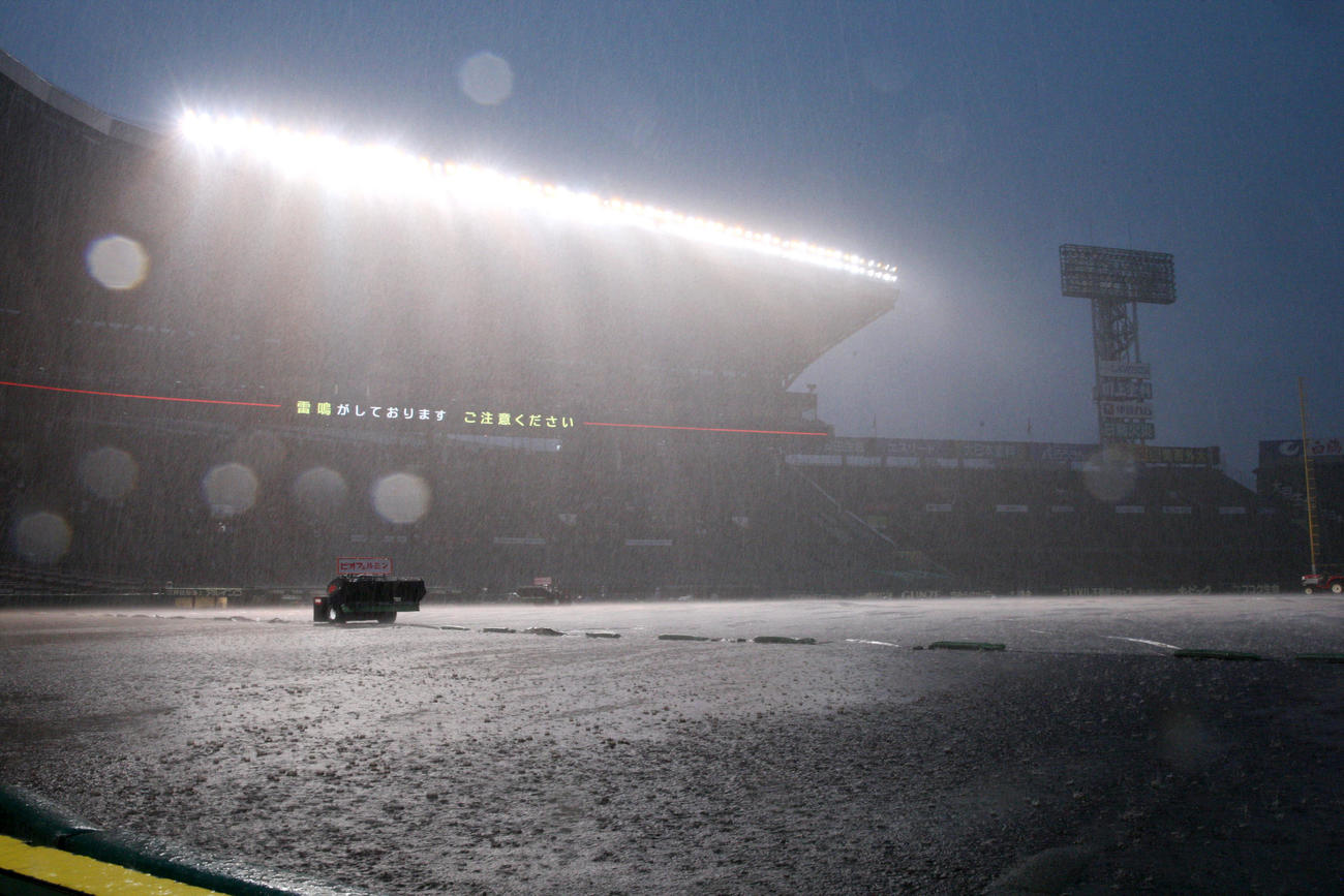 突然の雨で開始が遅れる甲子園球場（撮影・上山淳一）