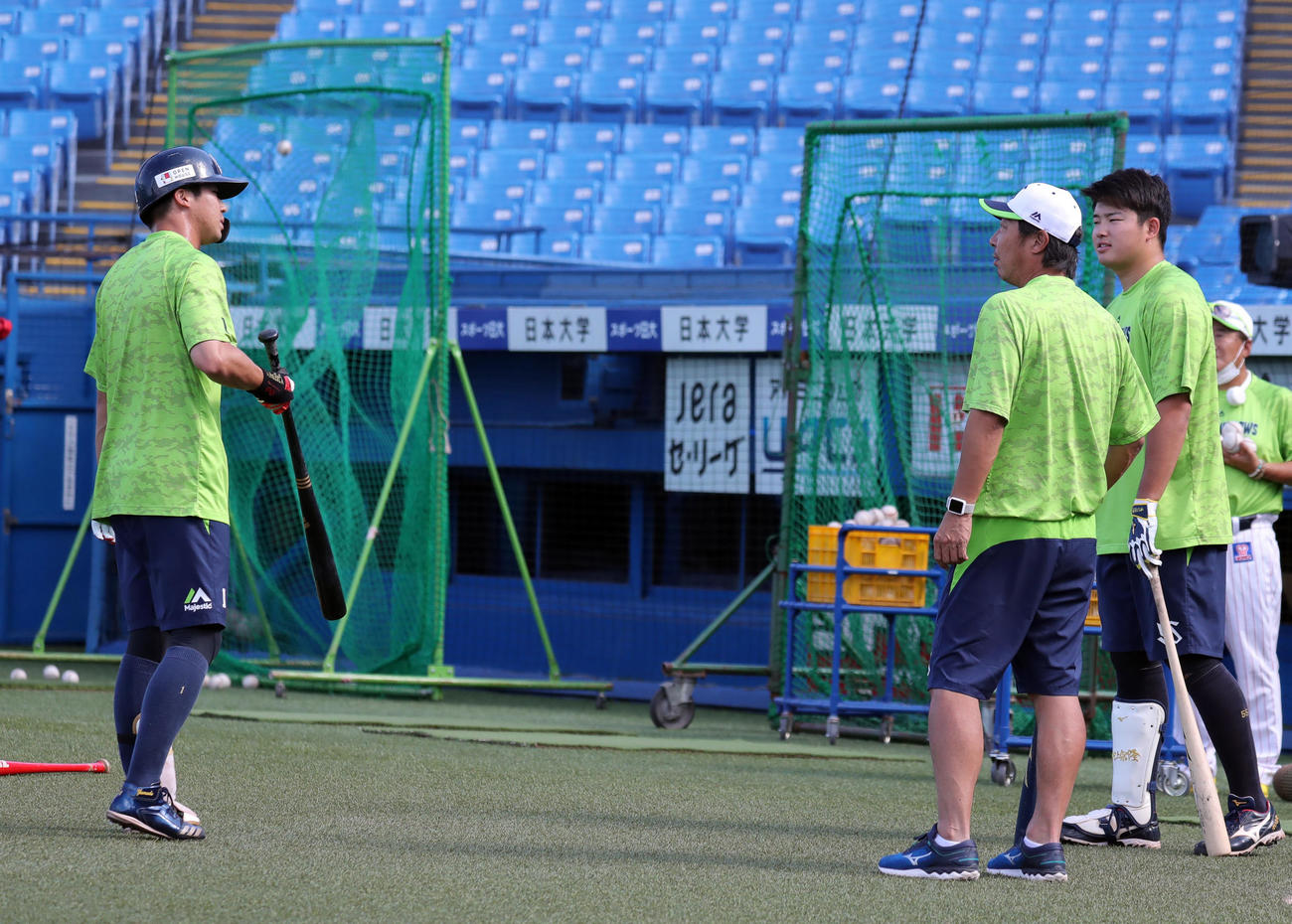 ヤクルト対中日　試合前、ヤクルト山田哲（左）と村上（右）は高津監督と言葉を交わす（撮影・垰建太）