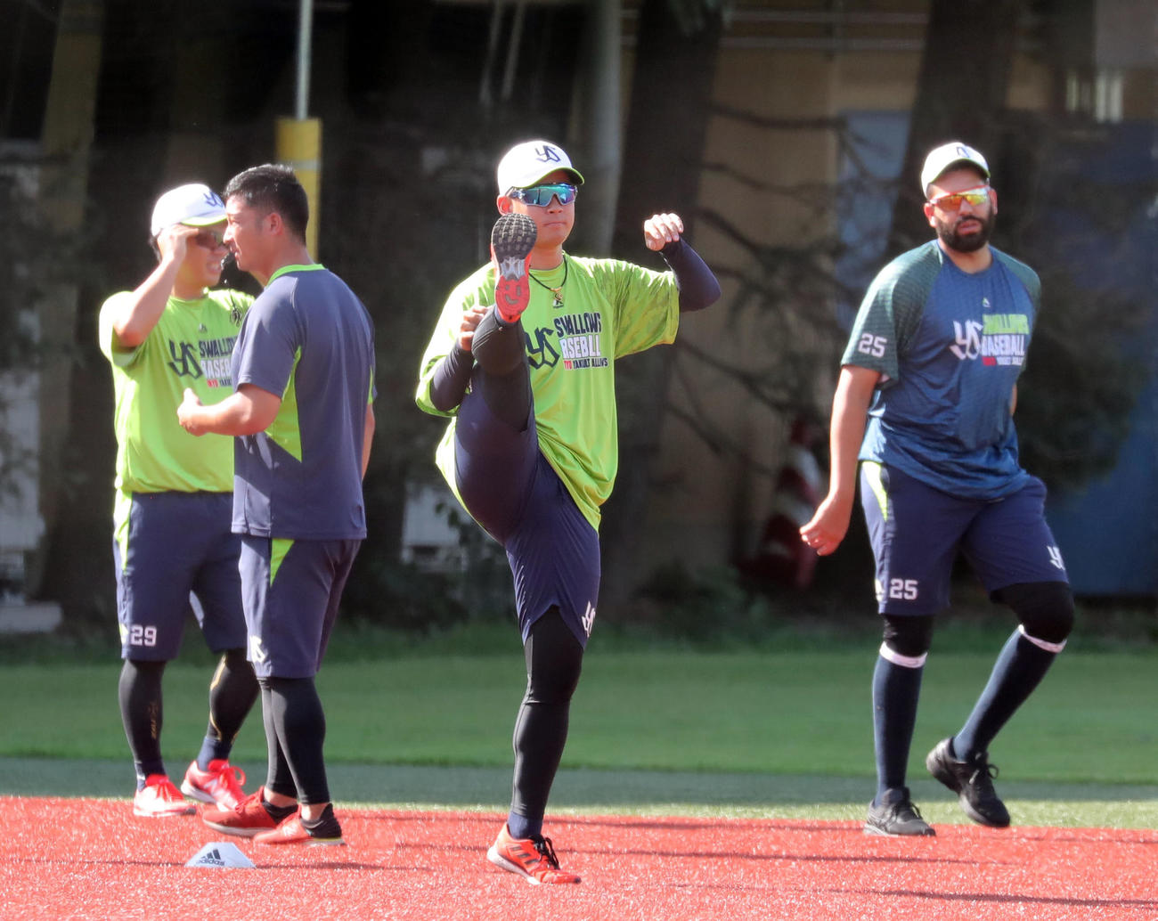 ヤクルト対中日　試合前、ウオーミングアップするヤクルト吉田喜（中央）（撮影・垰建太）