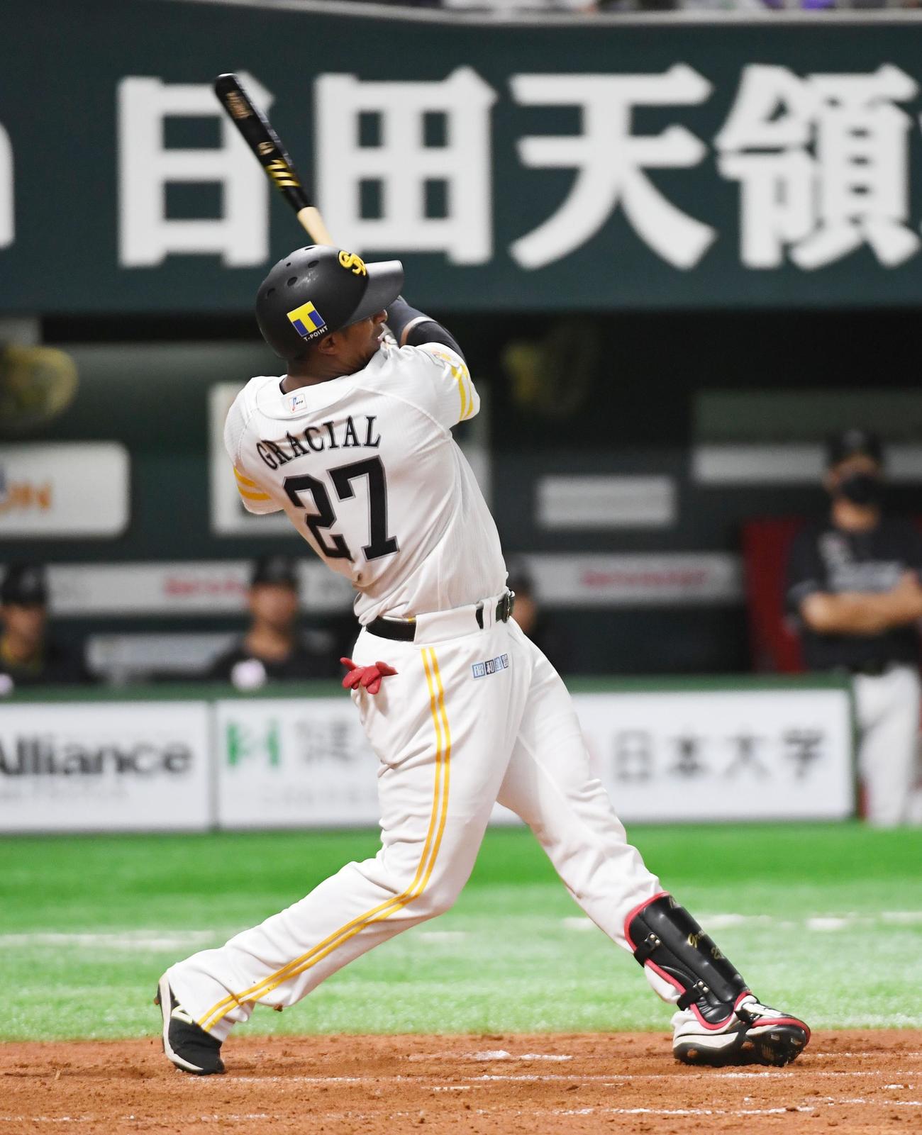ソフトバンク対ロッテ　4回裏ソフトバンク1死、ジュリスベル・グラシアルは中越えにソロ本塁打を放つ（撮影・今浪浩三）