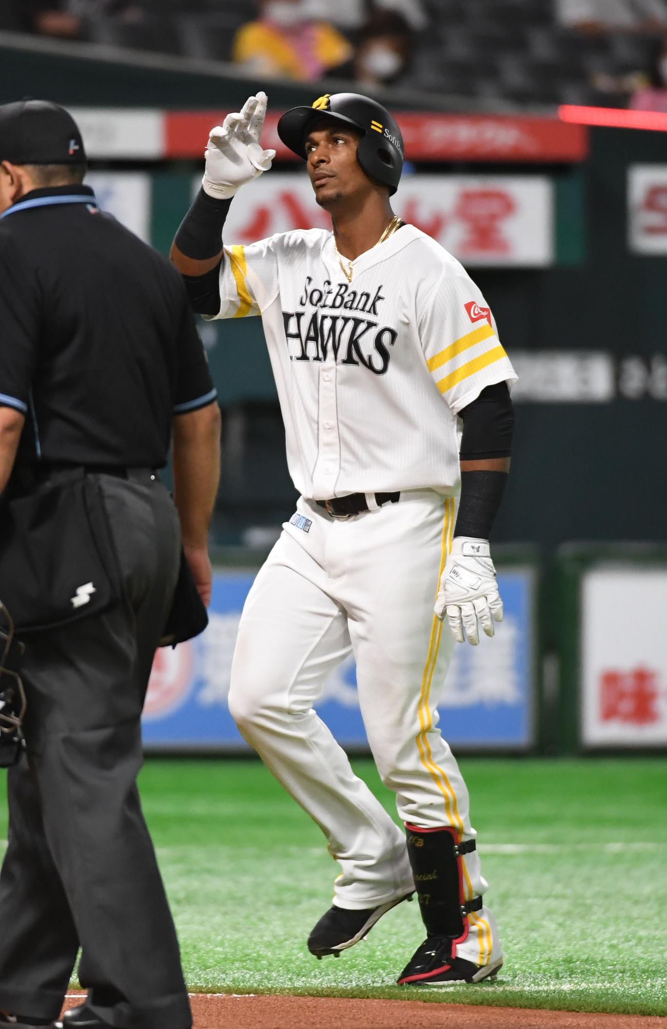 ソフトバンク対ロッテ　4回裏ソフトバンク1死、ジュリスベル・グラシアルは中越えにソロ本塁打を放ち生還する（撮影・今浪浩三）