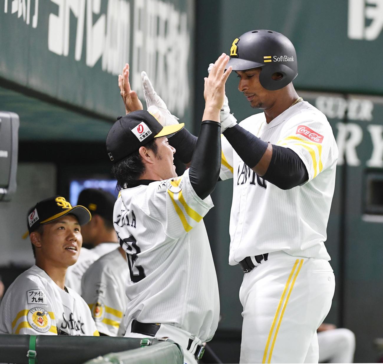 ソフトバンク対ロッテ　4回裏ソフトバンク1死、ジュリスベル・グラシアルは中越えにソロ本塁打を放ち、ベンチ前で高谷裕亮に向かってボクシングポーズ（撮影・今浪浩三）
