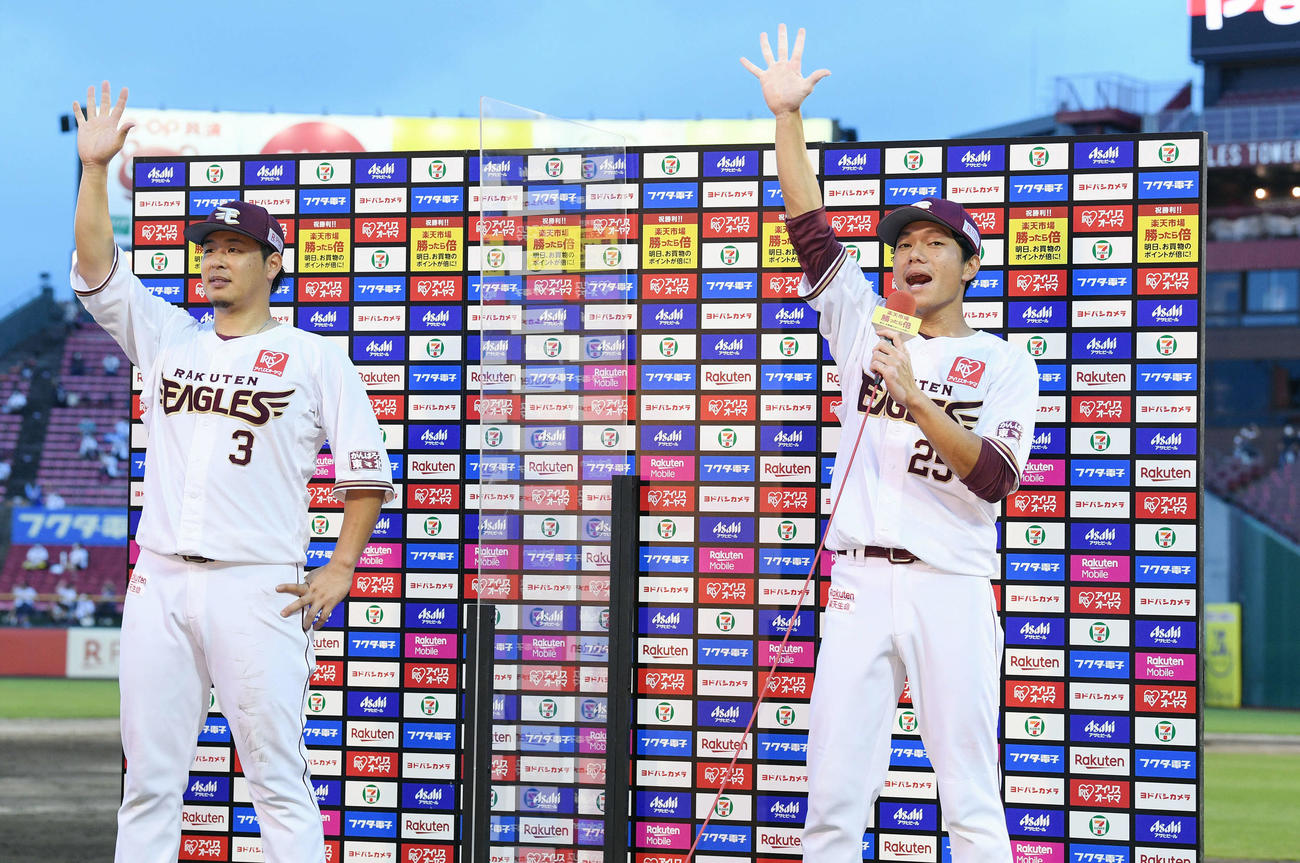 楽天対オリックス　ヒーローインタビューを終えポーズを決める楽天浅村（左）と田中（撮影・滝沢徹郎）