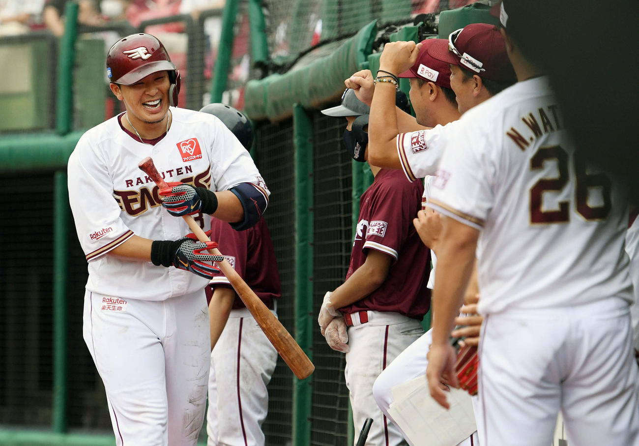 楽天対オリックス　3回裏楽天1死一、二塁、左中間へ逆転の3点本塁打を放った浅村（左）は生還し笑顔を見せる（撮影・滝沢徹郎）