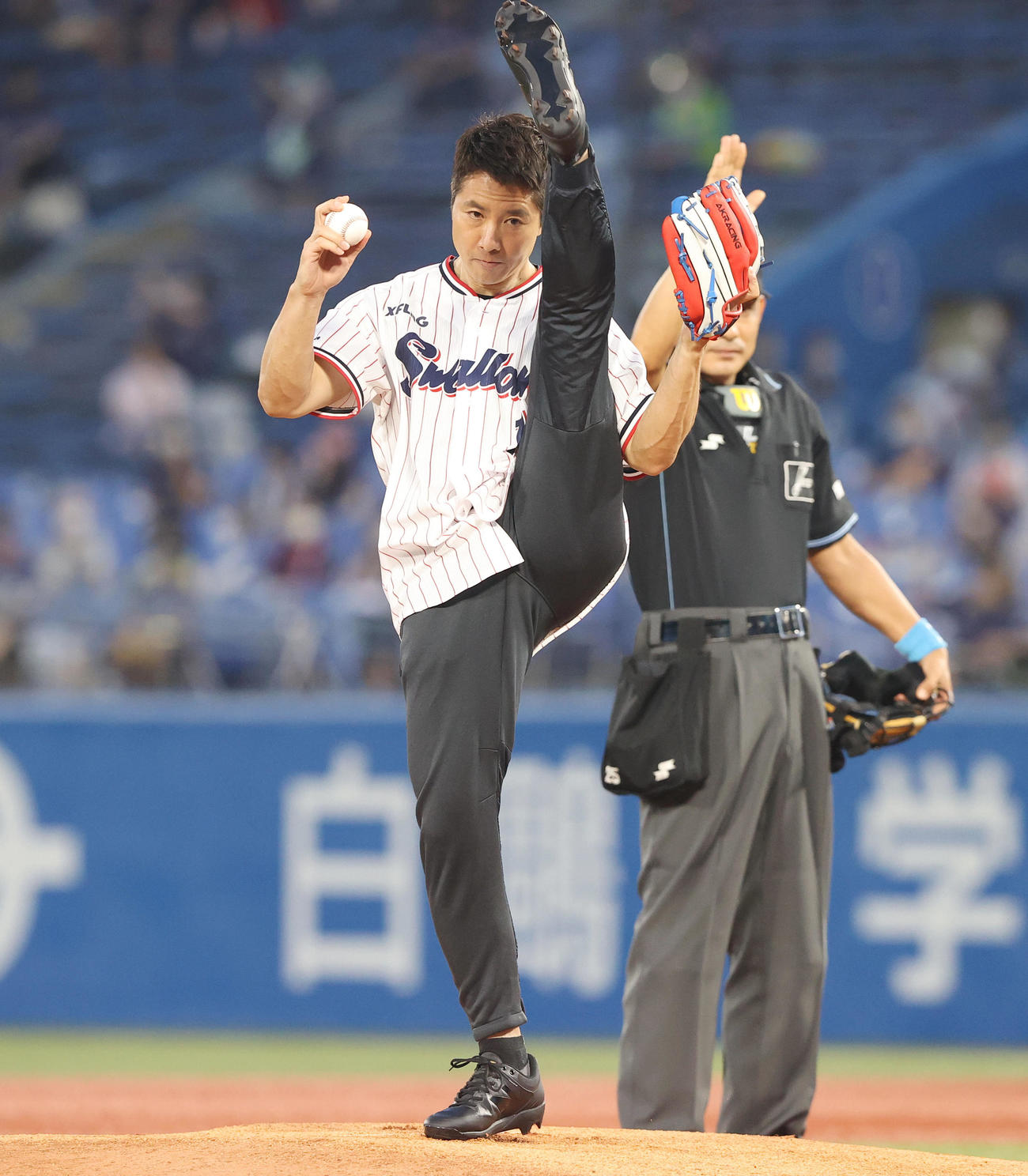 ヤクルト対中日　試合前、始球式を務めるケイン・コスギ（撮影・垰建太）