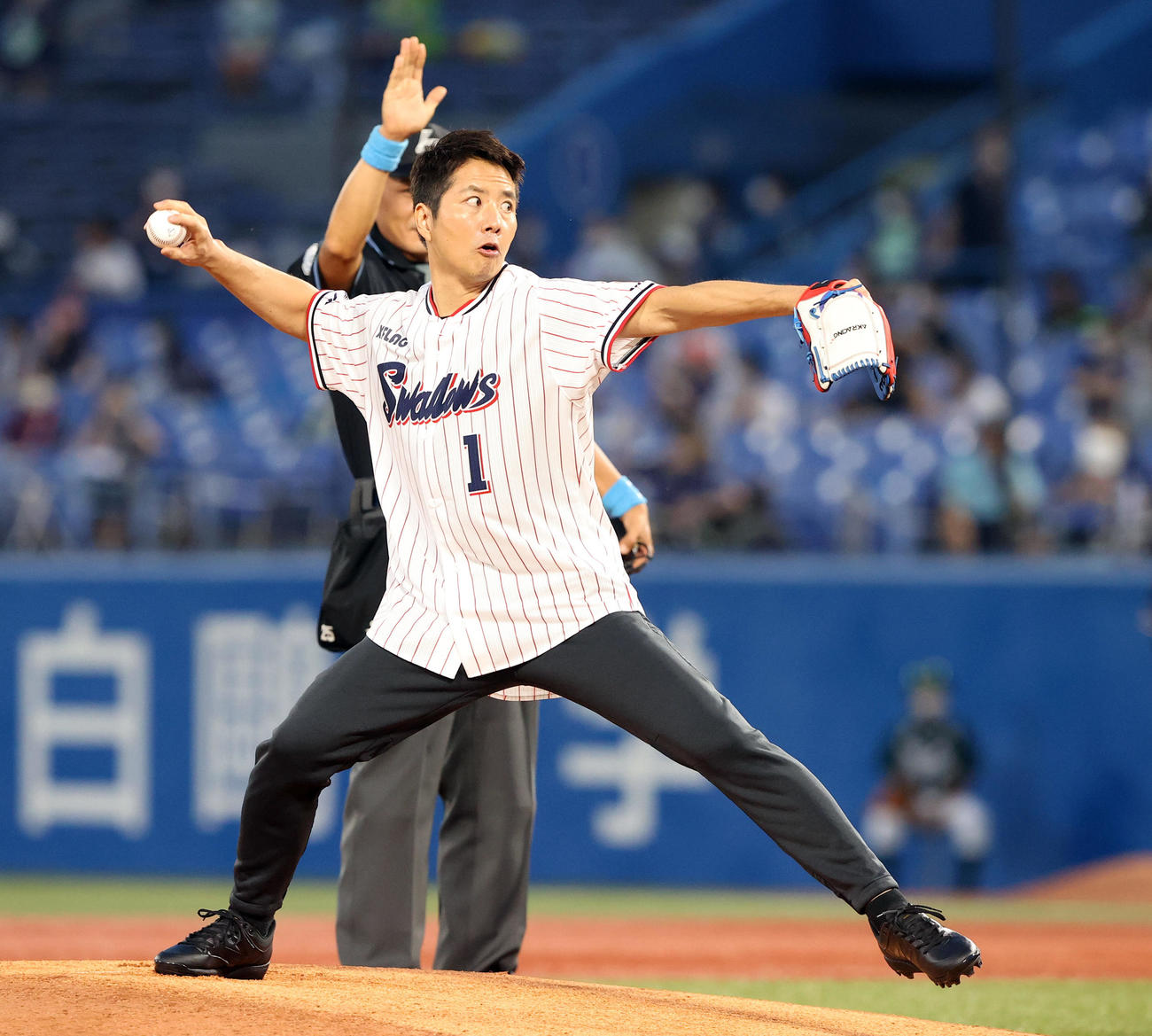 ヤクルト対中日　試合前、始球式に登場するケイン・コスギ（撮影・垰建太）