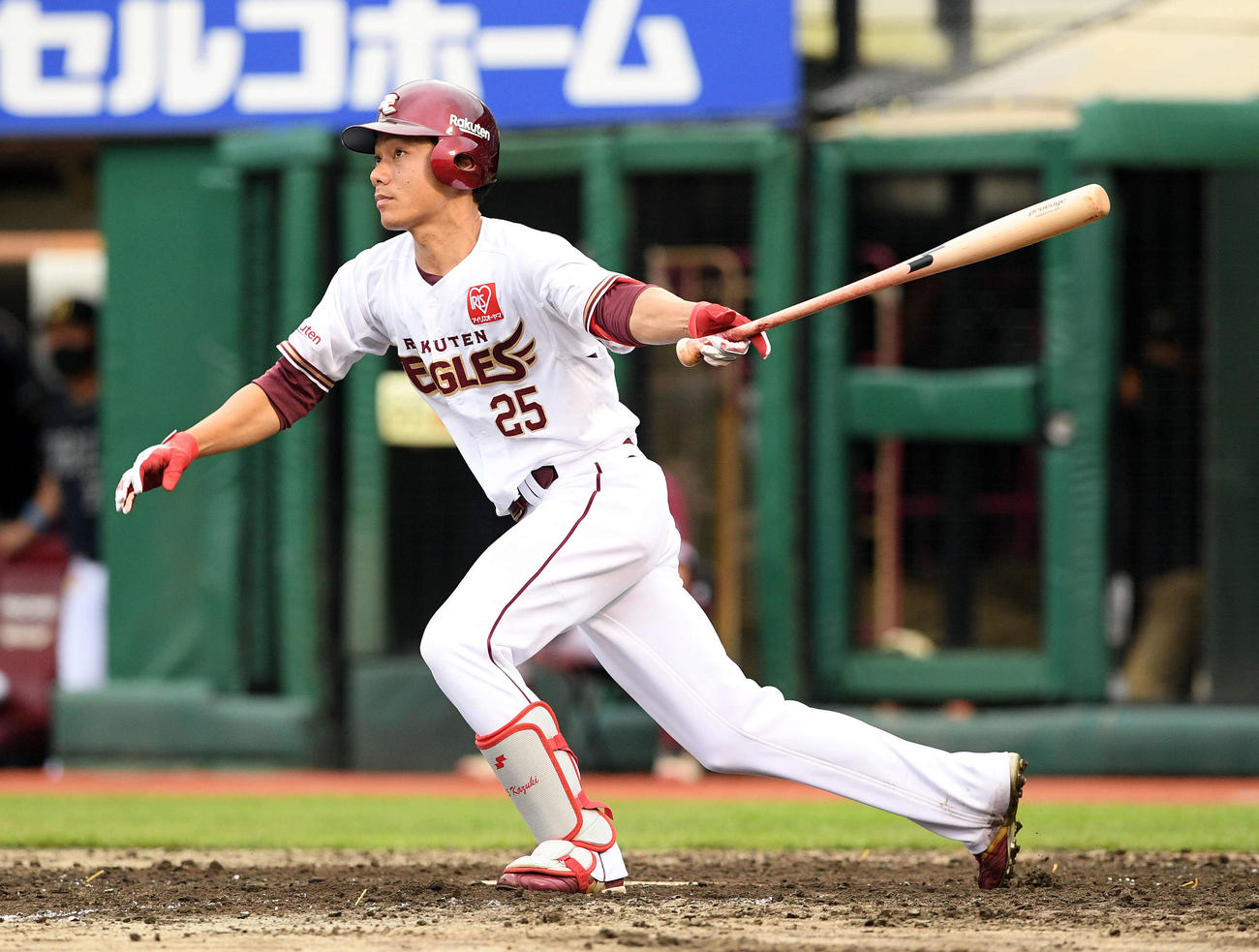 楽天対オリックス　5回裏楽天2死、田中は左越えにソロ本塁打を放つ（撮影・滝沢徹郎）