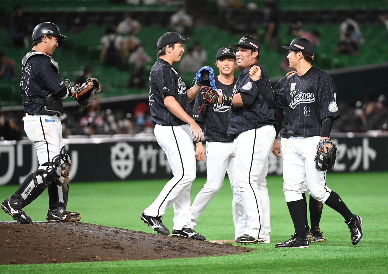 ソフトバンクを破りマウンドでタッチを交わすロッテナイン（撮影・今浪浩三）