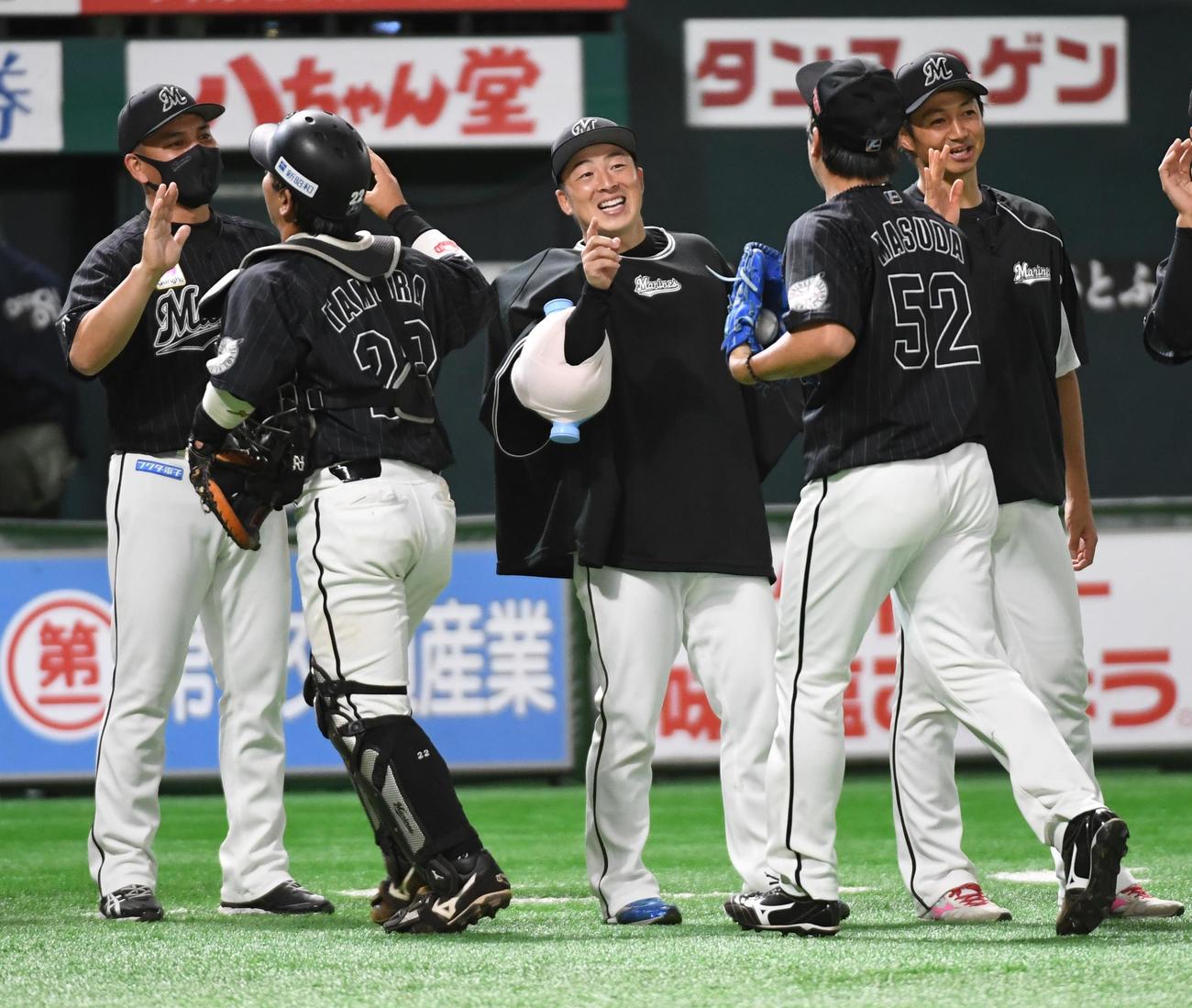 ソフトバンク対ロッテ　6勝目を挙げた美馬（中央）と井口監督（右）は笑顔でナインを出迎える（撮影・今浪浩三）