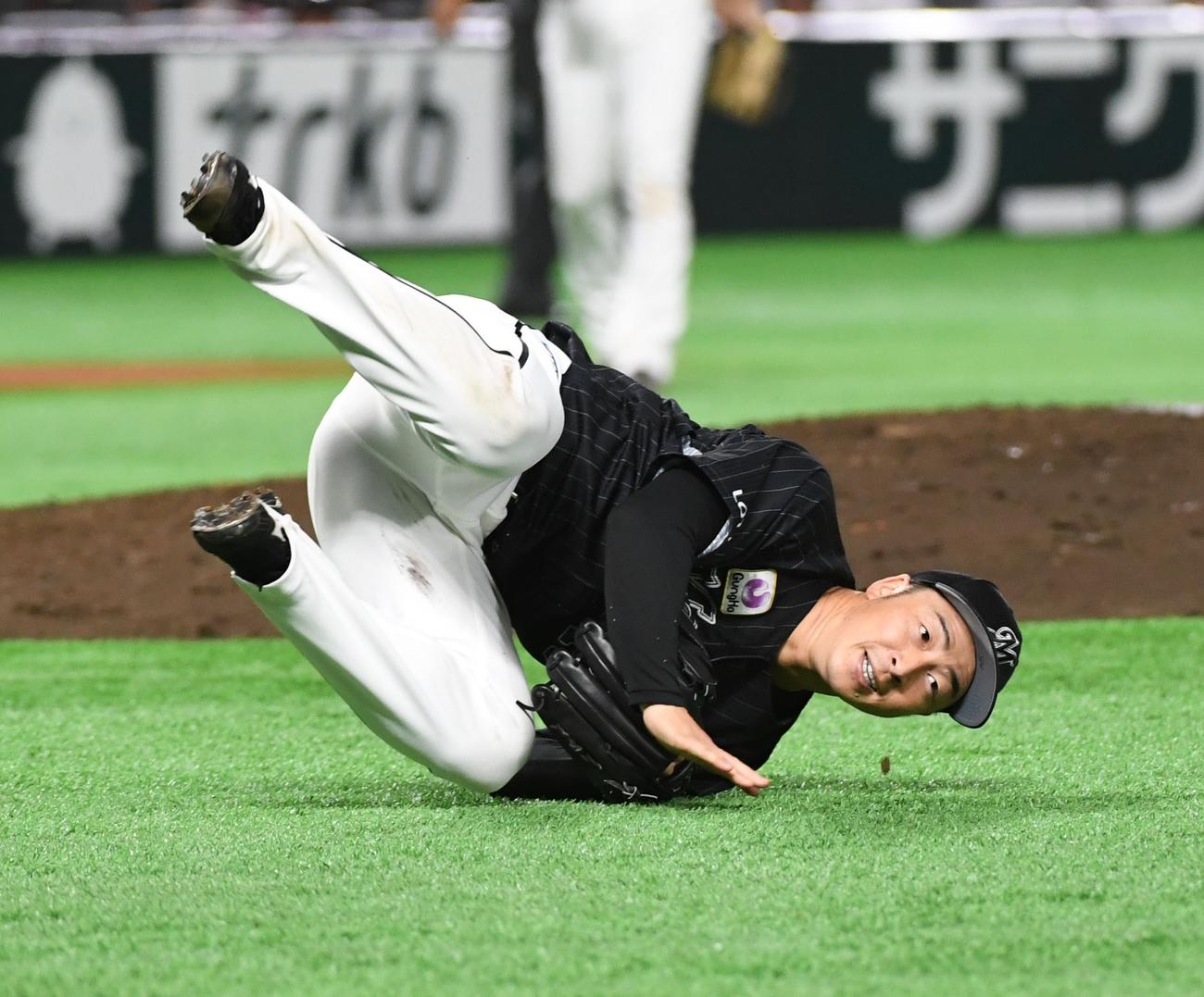 6回裏ソフトバンク無死、牧原の打球にグラブを出すも転ぶ美馬学（撮影・今浪浩三）