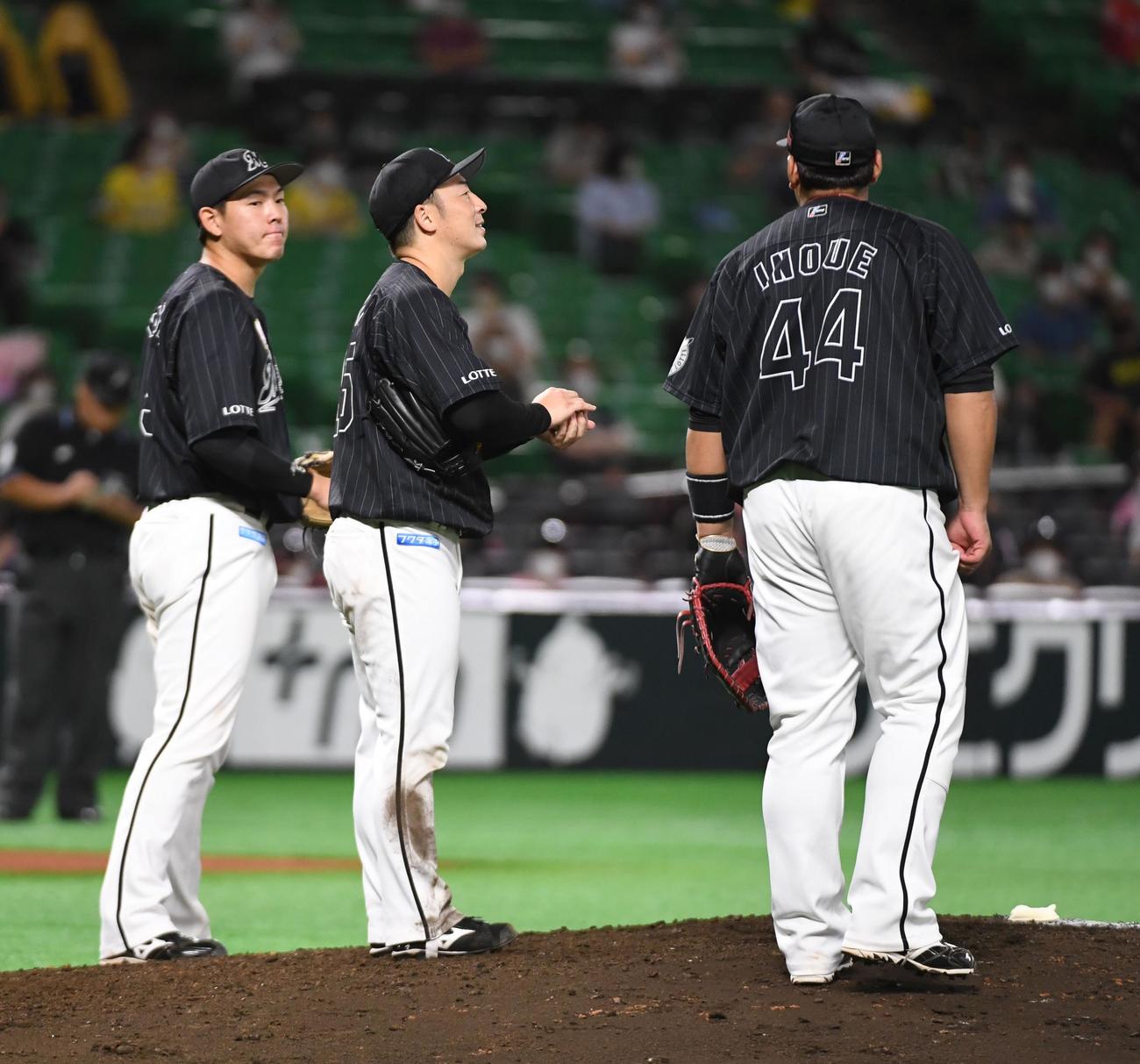 ソフトバンク対ロッテ　6回裏ソフトバンク2死一、三塁、明石健志の一塁ゴロを失策した井上晴哉は美馬学に駆け寄る（撮影・今浪浩三）