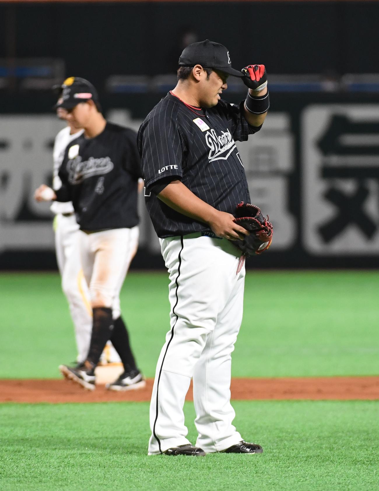 ソフトバンク対ロッテ　6回裏ソフトバンク2死一、三塁、明石健志の一塁ゴロを失策し、渋い表情の井上晴哉（撮影・今浪浩三）
