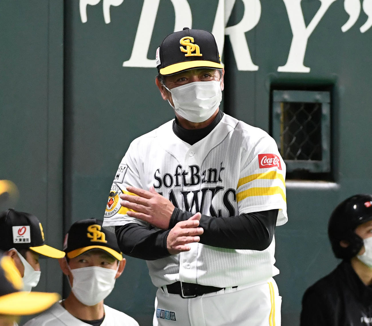 5回表ロッテ1死一、二塁、武田の状態に×印を出す工藤公康監督（撮影・今浪浩三）