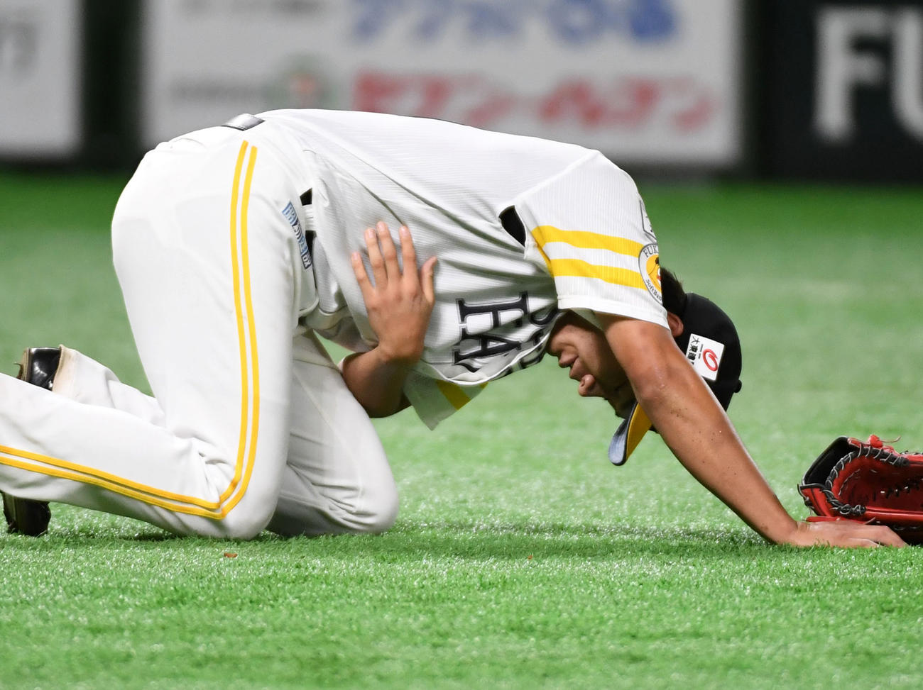5回表ロッテ1死一、二塁、打球が当たった右脇腹付近を押さえ倒れ込む武田翔太（撮影・今浪浩三）