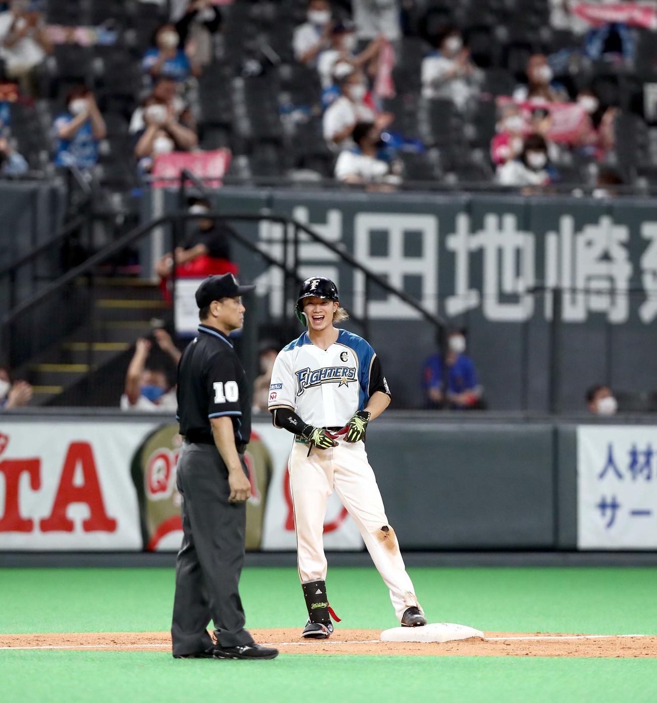 日本ハム対西武　8回裏日本ハム2死満塁、走者一掃の中越え三塁打を放ち笑顔の西川（撮影・黒川智章）