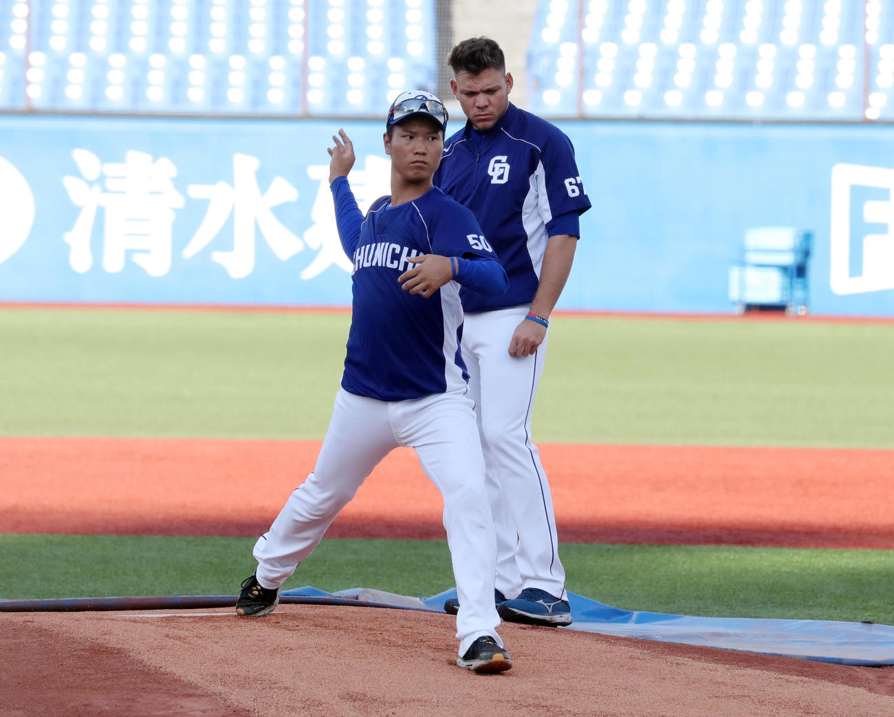 ヤクルト対中日　試合前、神宮球場のマウンドを確認する中日ロドリゲス（右）と清水（撮影・垰建太）