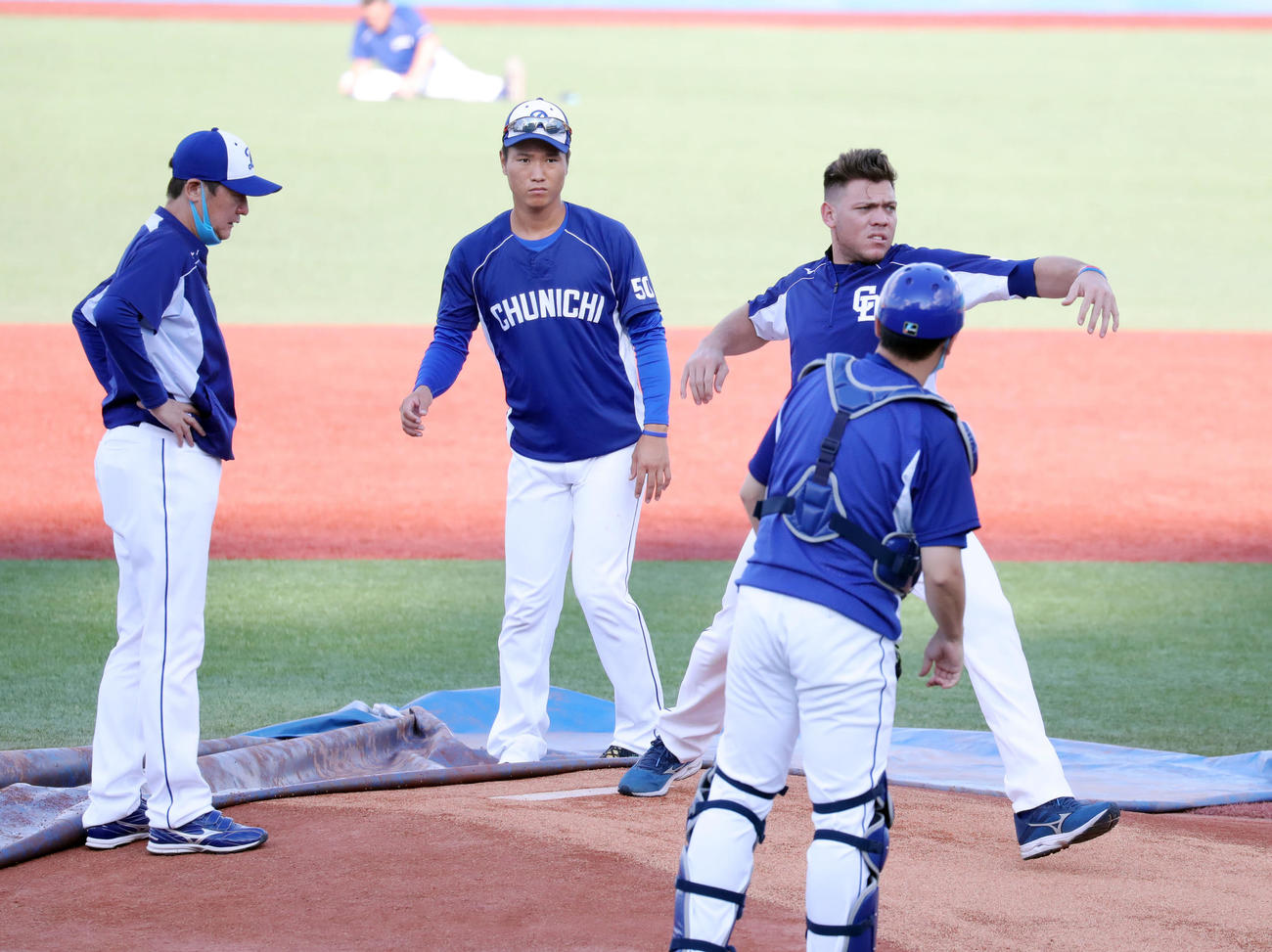 ヤクルト対中日　試合前、神宮球場のマウンドを確認する中日ロドリゲス（左から3人目）と清水（同2人目）（撮影・垰建太）