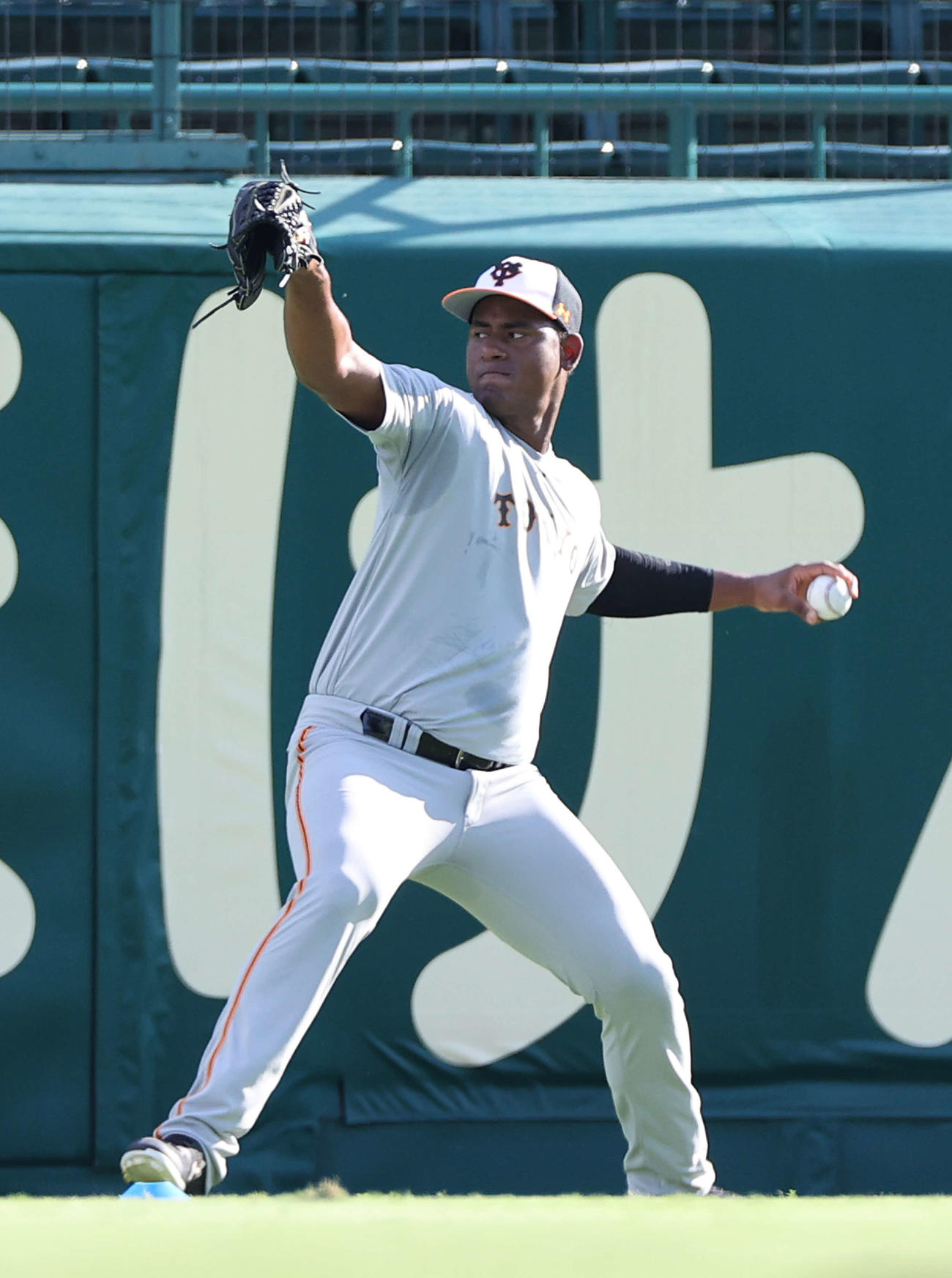 阪神対巨人　試合前練習でキャッチボールする巨人メルセデス（撮影・河野匠）
