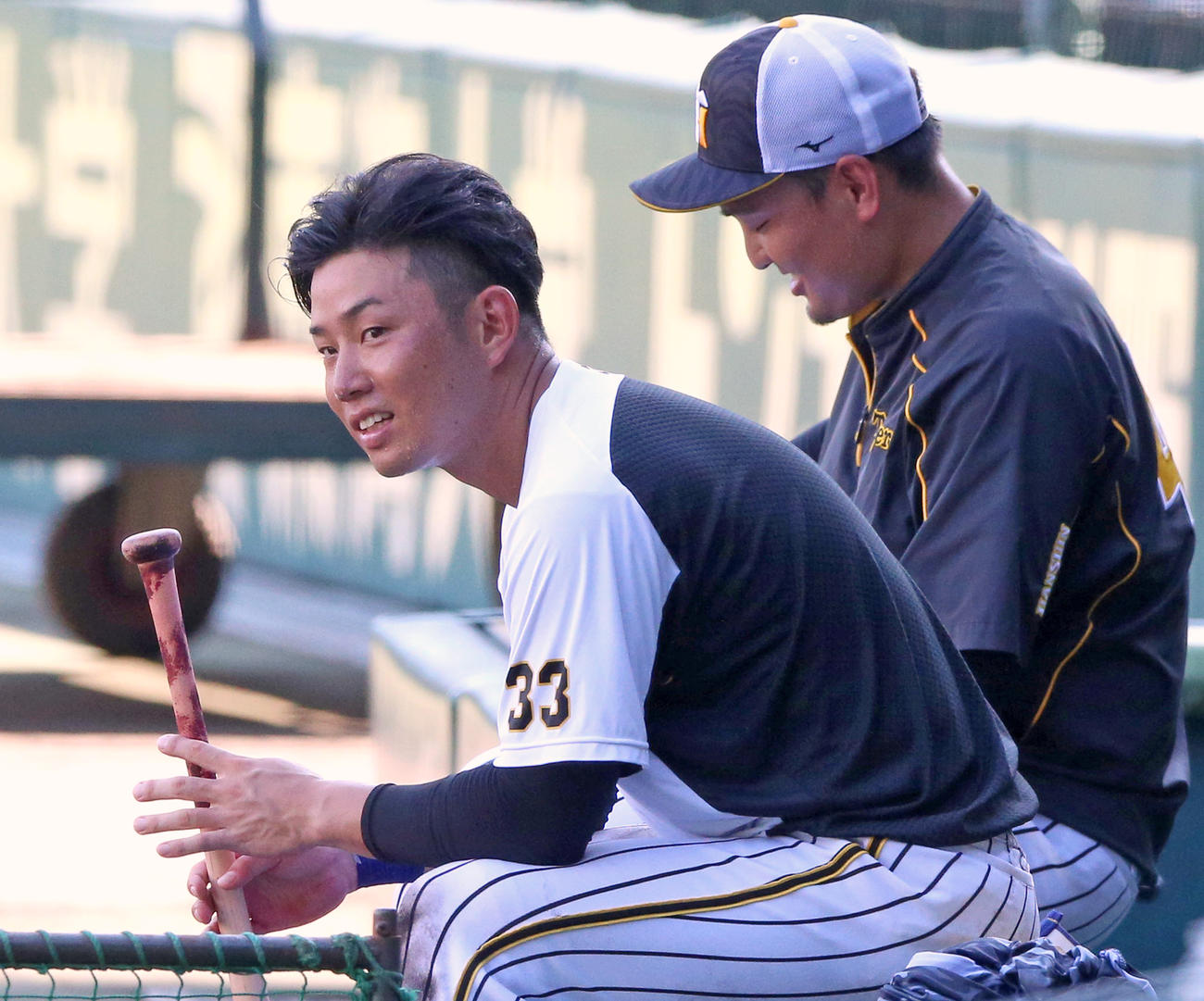 試合前の練習で汗を流しクールダウンする糸原（左）と秋山（撮影・上山淳一）