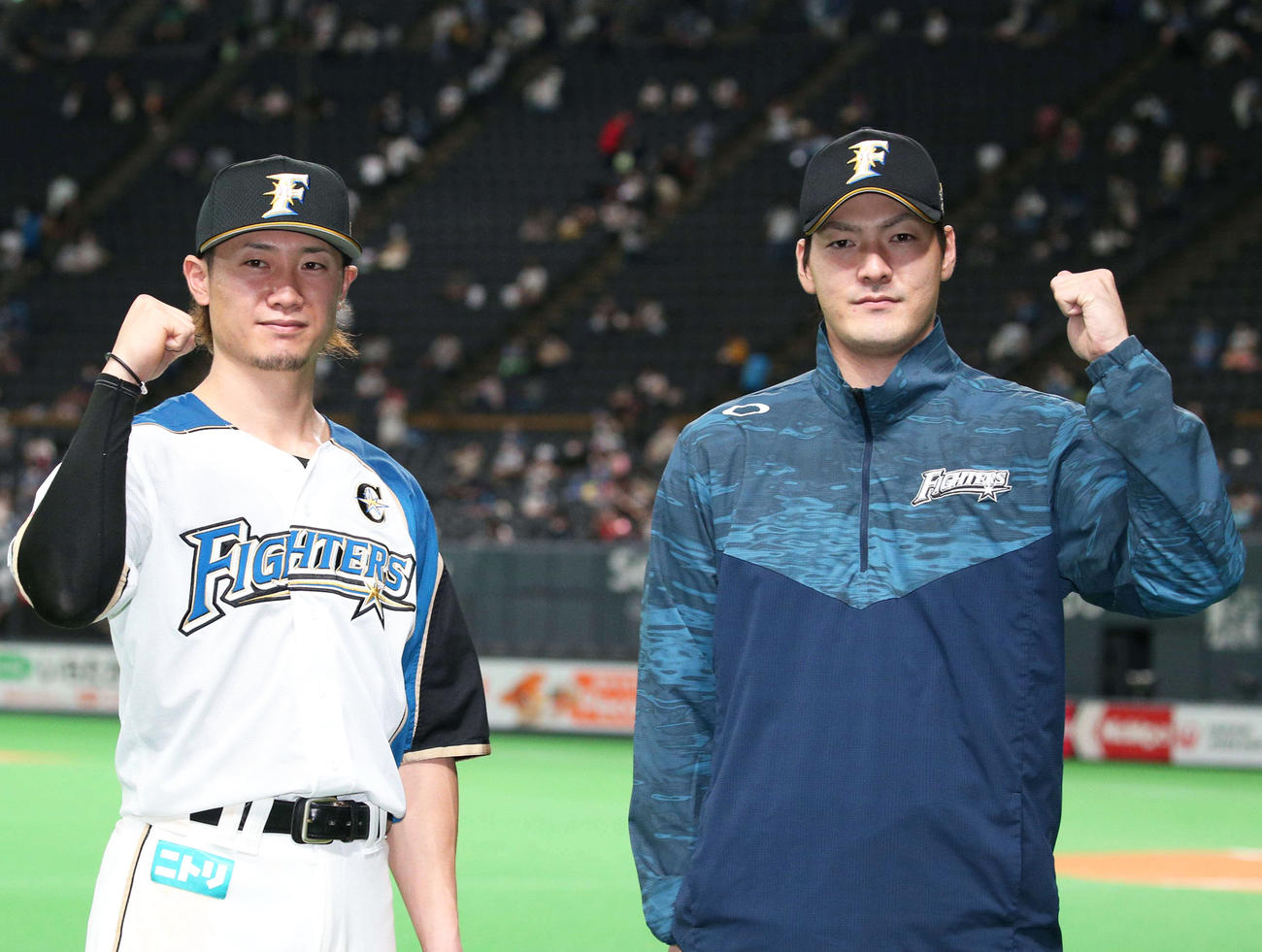 試合後、ガッツポーズの西川（左）と有原（撮影・黒川智章）