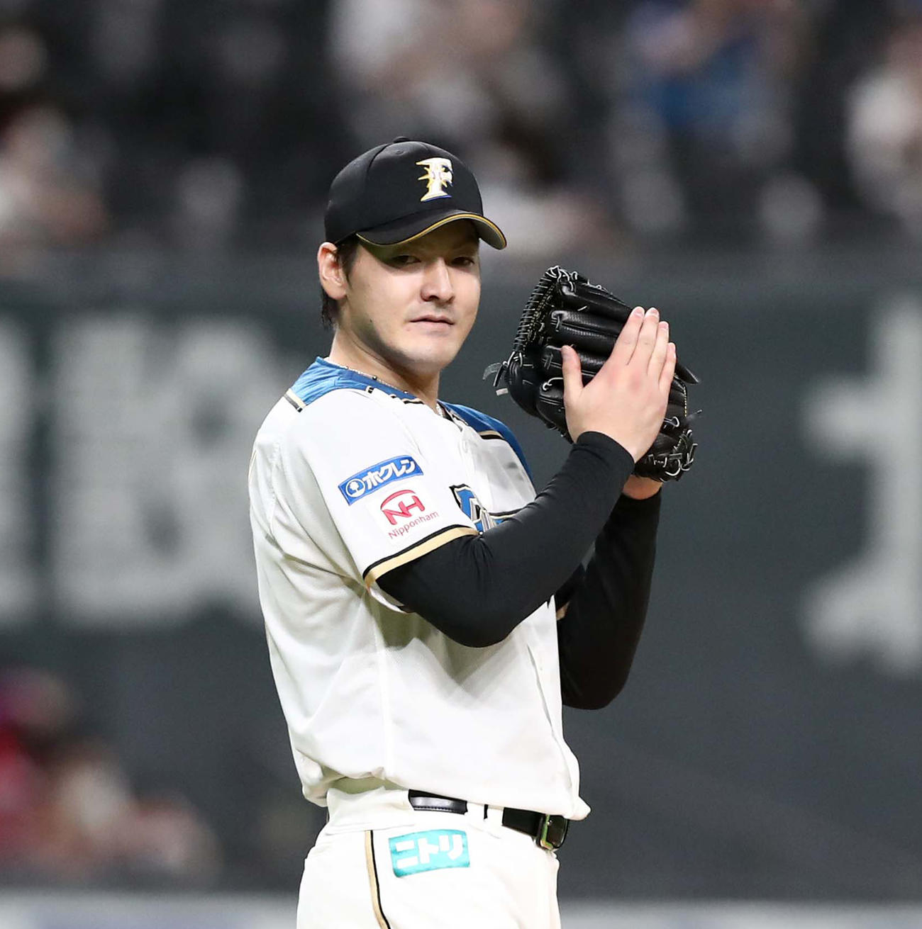 8回表、中島の好守にグラブをたたく有原（撮影・黒川智章）