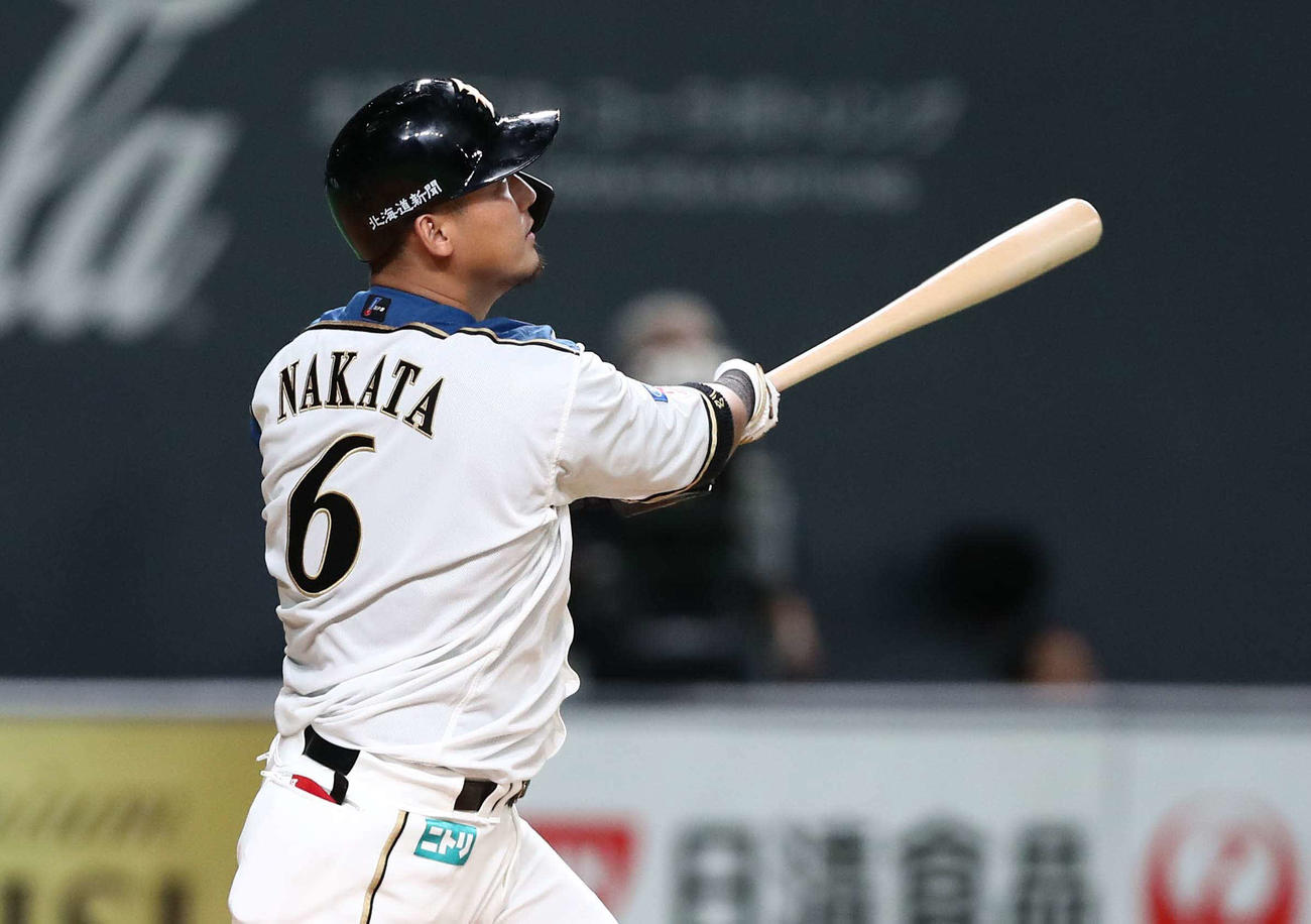 日本ハム対西武　8回裏日本ハム2死三塁、フェンス直撃の適時打を放つ中田（撮影・黒川智章）