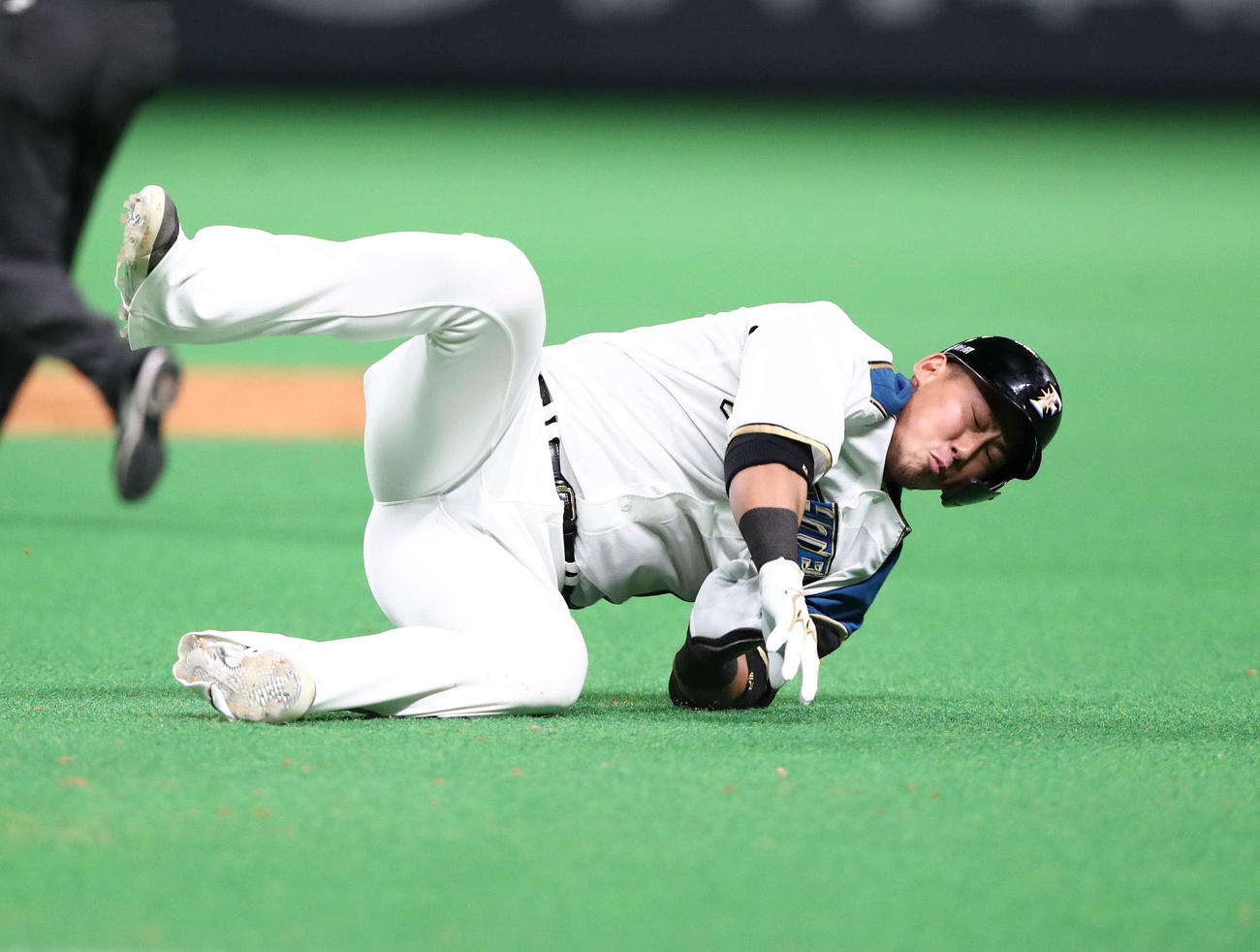 日本ハム対西武　8回裏日本ハム2死三塁、フェンス直撃の適時打で一塁を回ったところで転倒する中田（撮影・黒川智章）