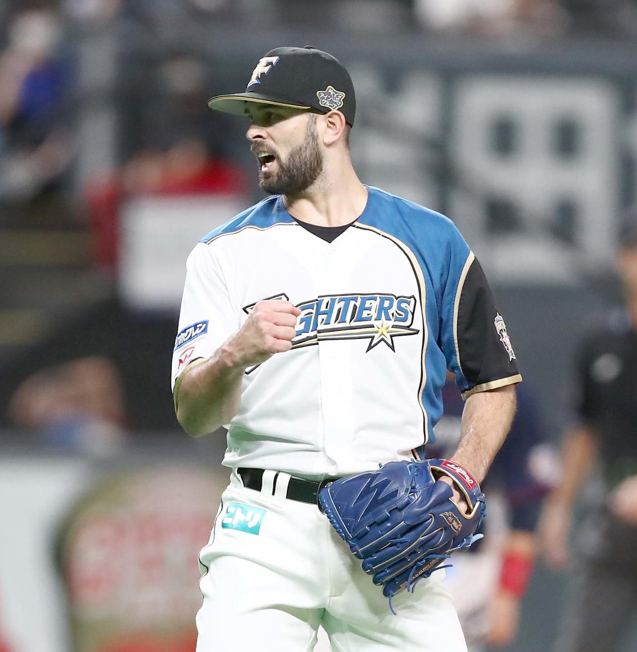 日本ハム対西武　試合後、ガッツポーズのマルティネス（撮影・黒川智章）