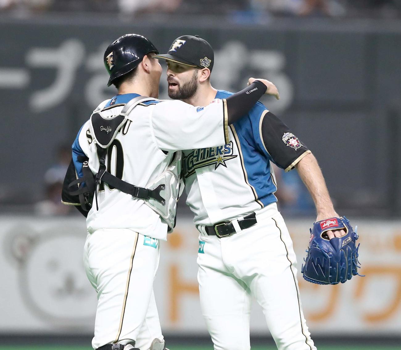 日本ハム対西武　試合後、清水（左）と抱き合うマルティネス（撮影・黒川智章）