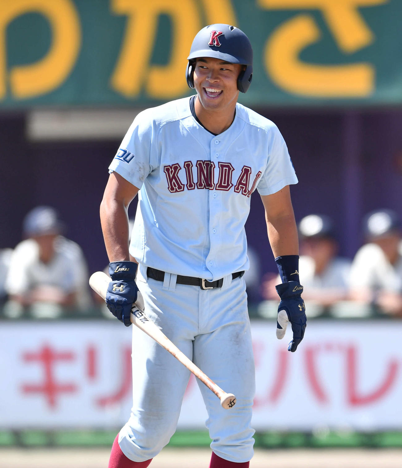 近大対同大　9回表近大1死二塁、川崎の適時二塁打で生還し笑顔を見せる近大・佐藤（撮影・岩下翔太）