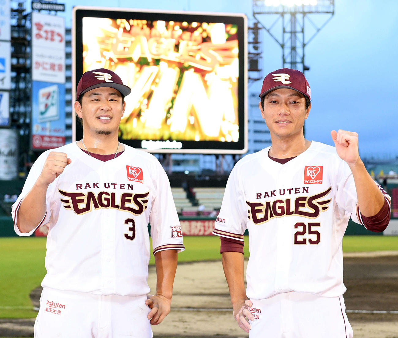 ヒーローインタビューを終えポーズを決める楽天浅村（左）と田中（撮影・滝沢徹郎）