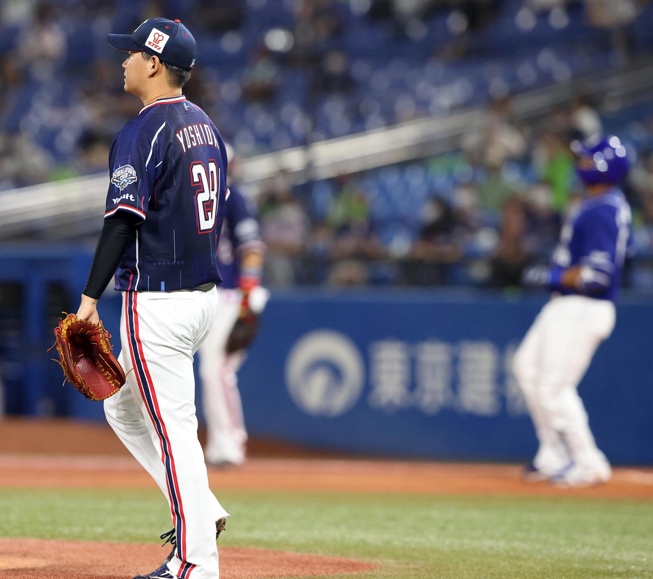 ヤクルト対中日　4回表中日無死三塁、ビシエド（右）に先制の適時打を許す吉田喜（撮影・垰建太）