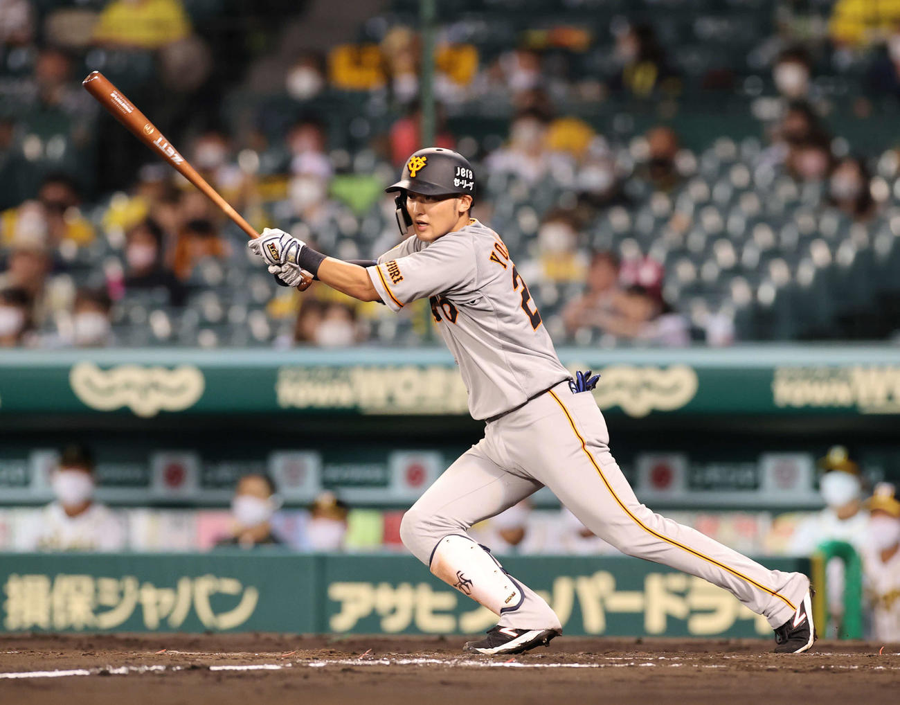 阪神対巨人　3回表巨人1死一、二塁、左前に適時打を放つ吉川尚（撮影・河野匠）