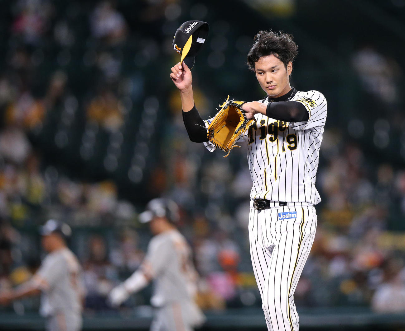 阪神対巨人　藤浪は2回に2点を失い、汗を拭きながらベンチに戻る（撮影・上山淳一）