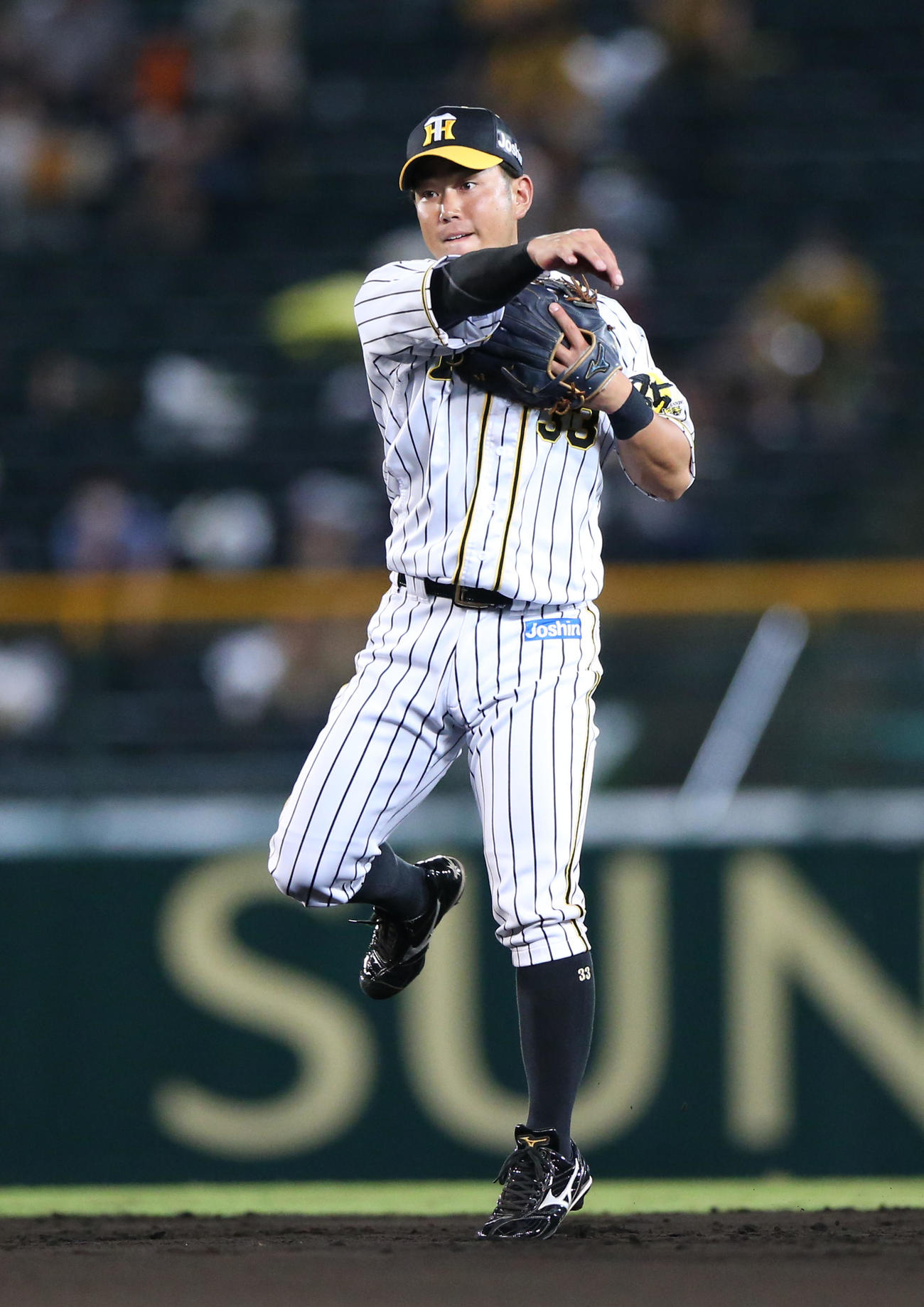 阪神対巨人　6回表巨人無死、二塁守備に就いた糸原は、丸の打球をさばき軽快に送球する（撮影・上山淳一）