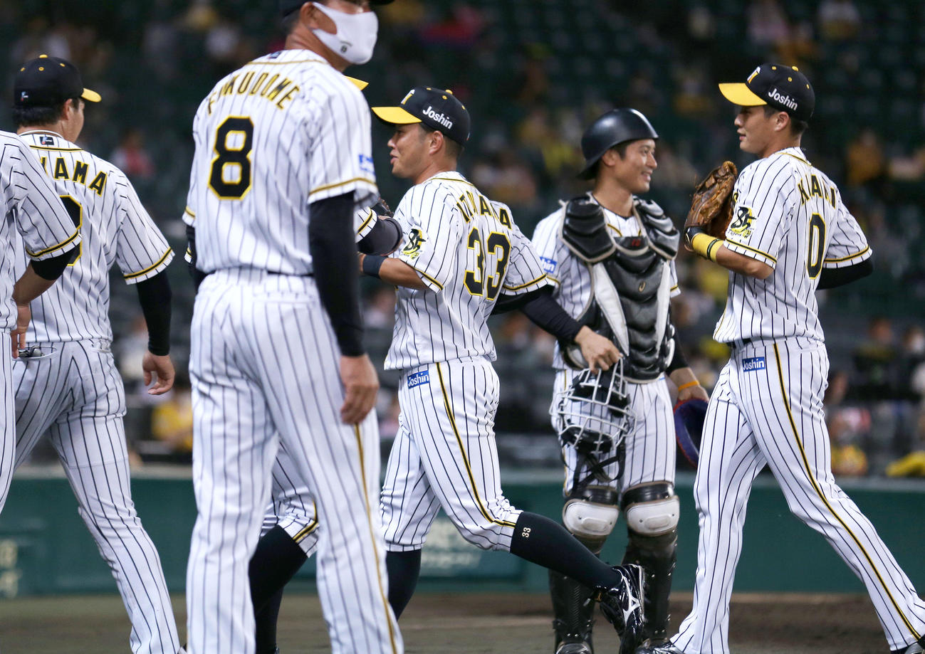 阪神対巨人　6回表から守備についた糸原（右から3人目）はこの回を3人で終えベンチのナインの出迎えに笑顔で引きあげる（撮影・上山淳一）