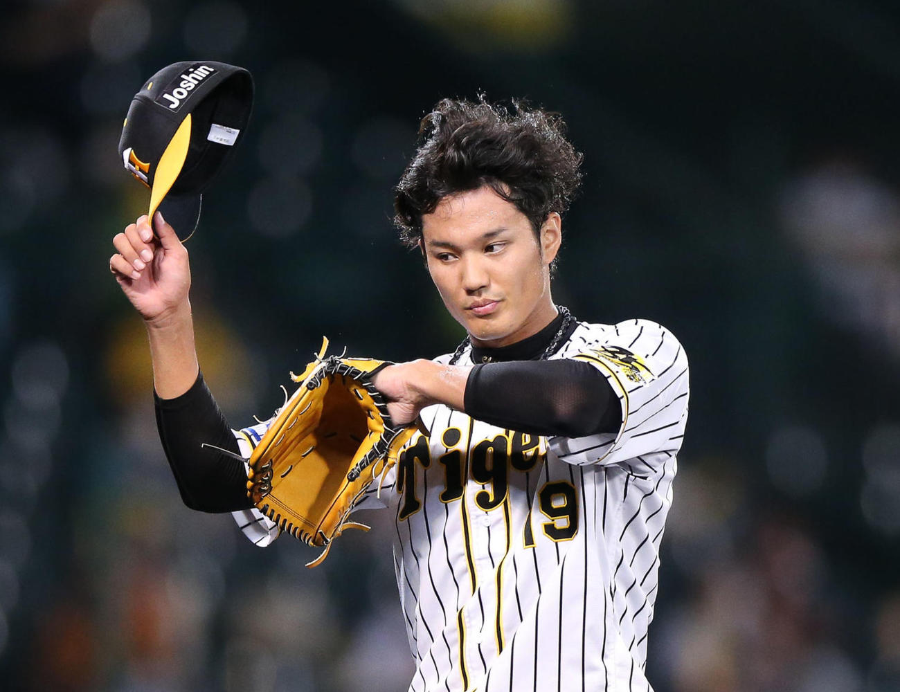 阪神対巨人　藤浪は2回に2点を失い、汗を拭きながらベンチに戻る（撮影・上山淳一）