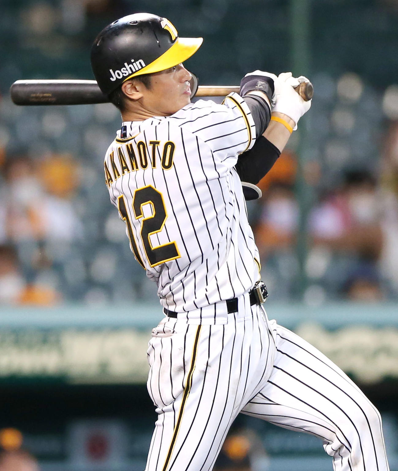 阪神対巨人　9回裏阪神2死二塁、坂本は左前適時打を放つ（撮影・上山淳一）